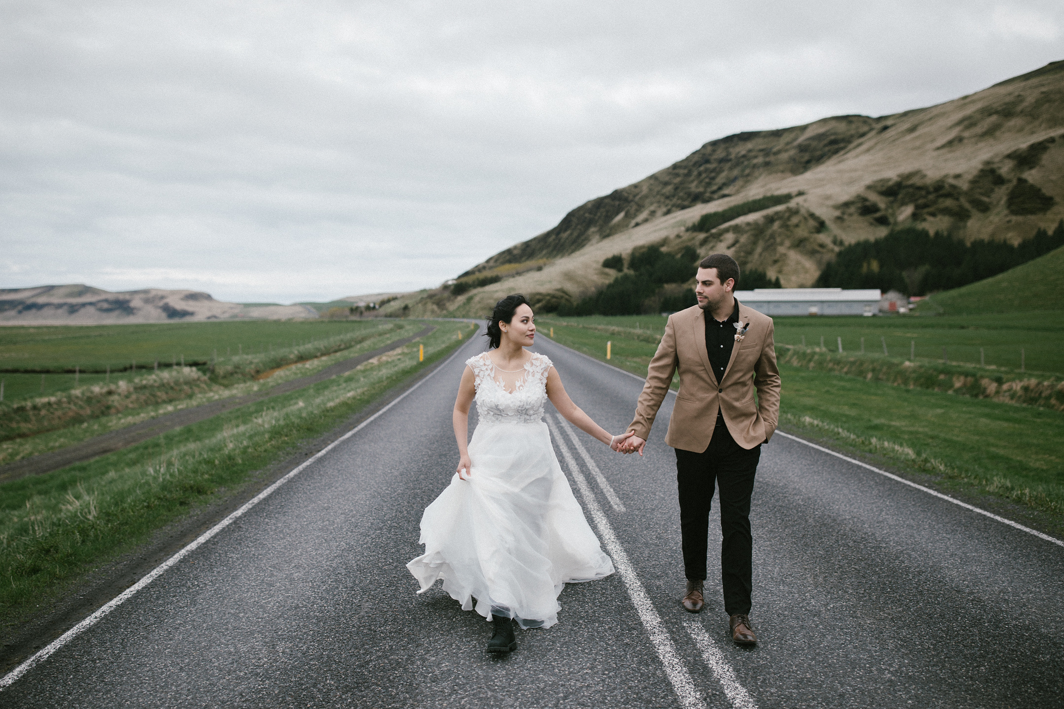 Hand in Hand auf einer Landstraße in Island