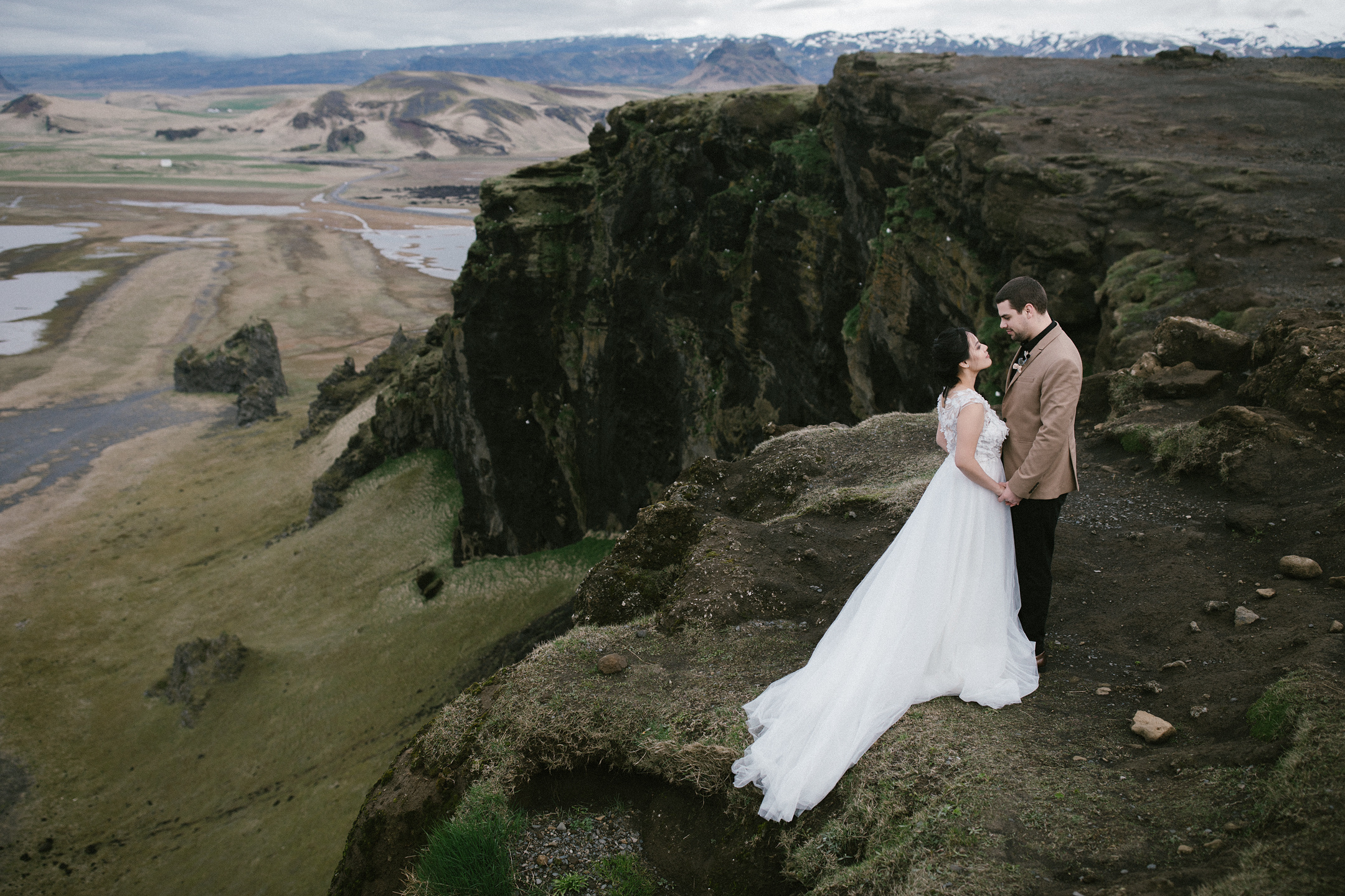 Paar auf Klippe mit Blick auf Islands Hochland
