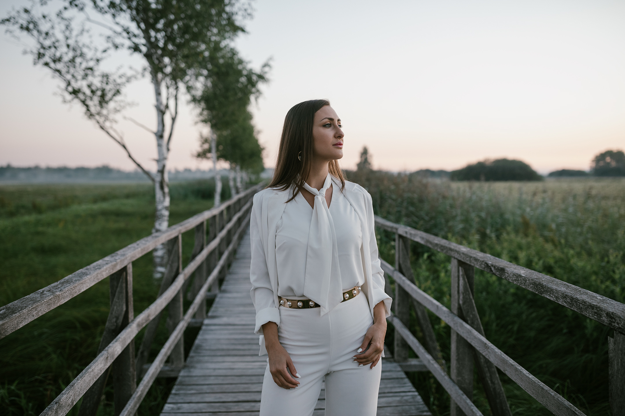 Portraitfotografie bei Sonnenaufgang auf dem Federseesteg im Morgennebel