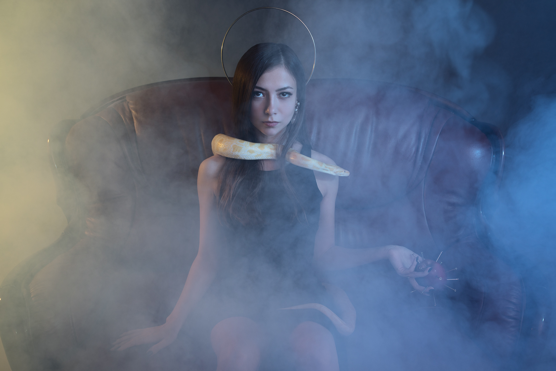 Modern Eve | Fine Art Portrait Series with Snake & Apple. Lake Constance & Allgäu Wedding Photographer | Liliana Berkut