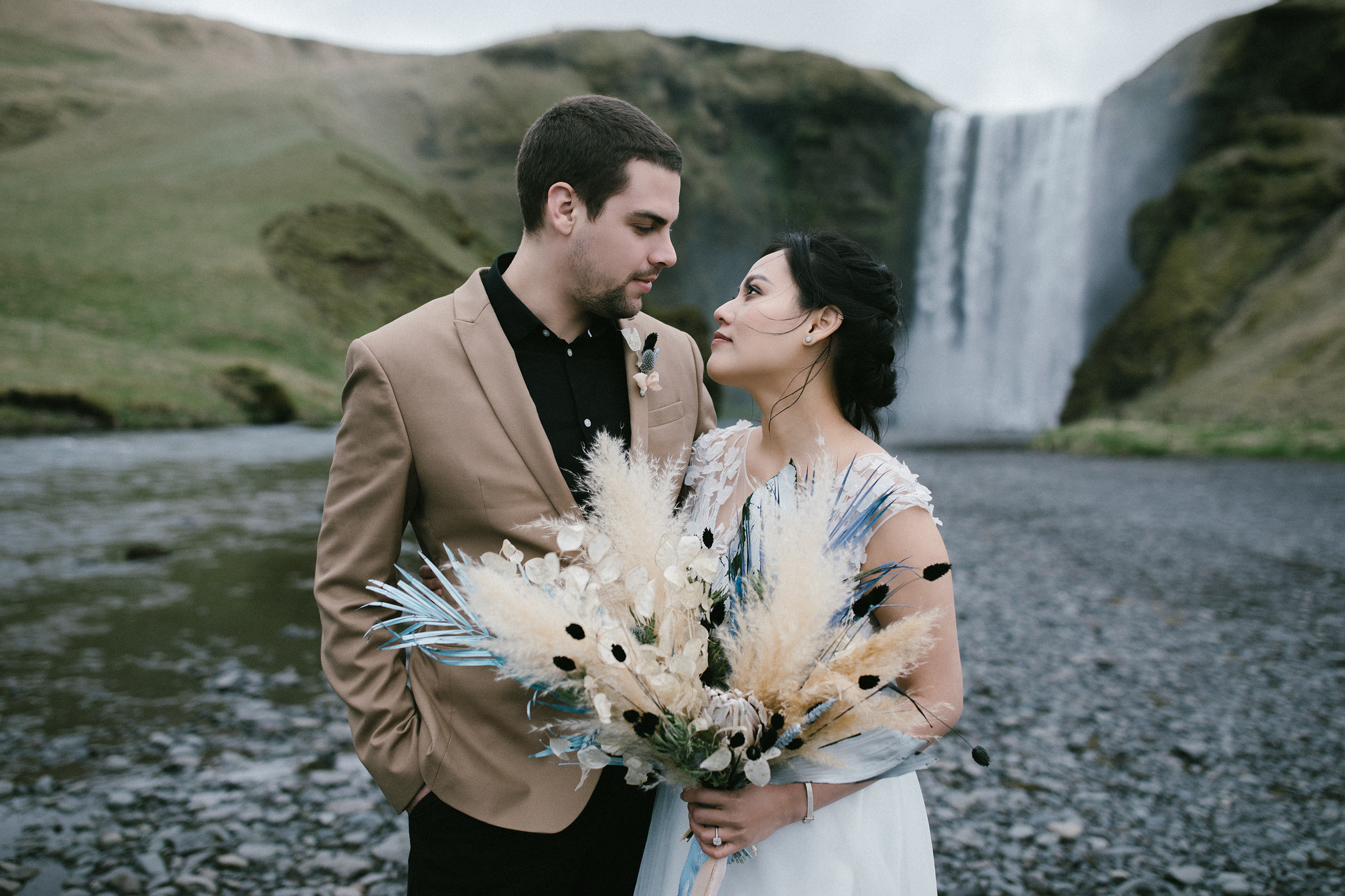 After Wedding Island | Vik, Schwarzer Strand & Skógafoss. Hochzeitsfotograf Bodensee & Allgäu | Liliana Berkut