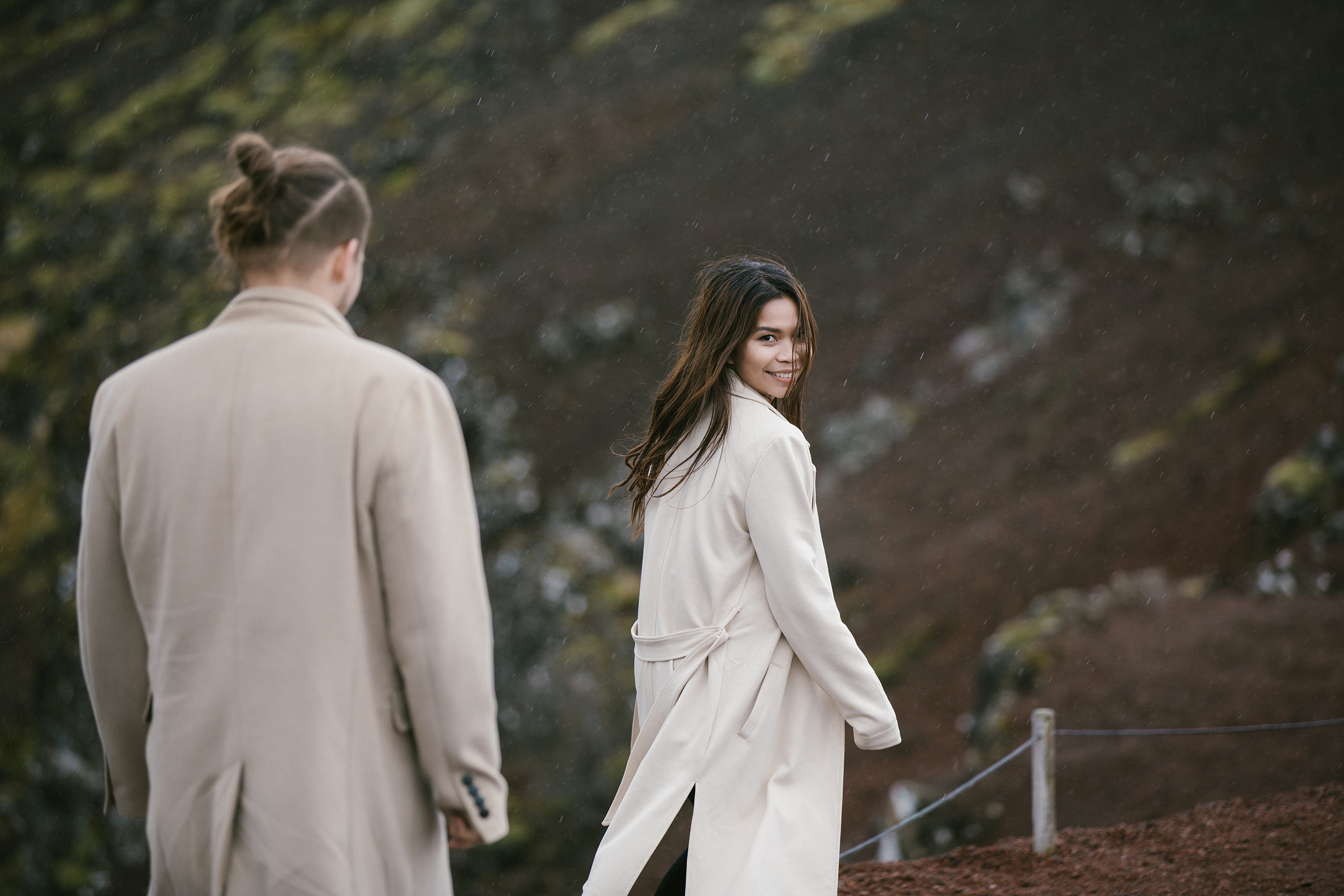 Lachende Braut beim Paarshooting in isländischer Vulkanlandschaft