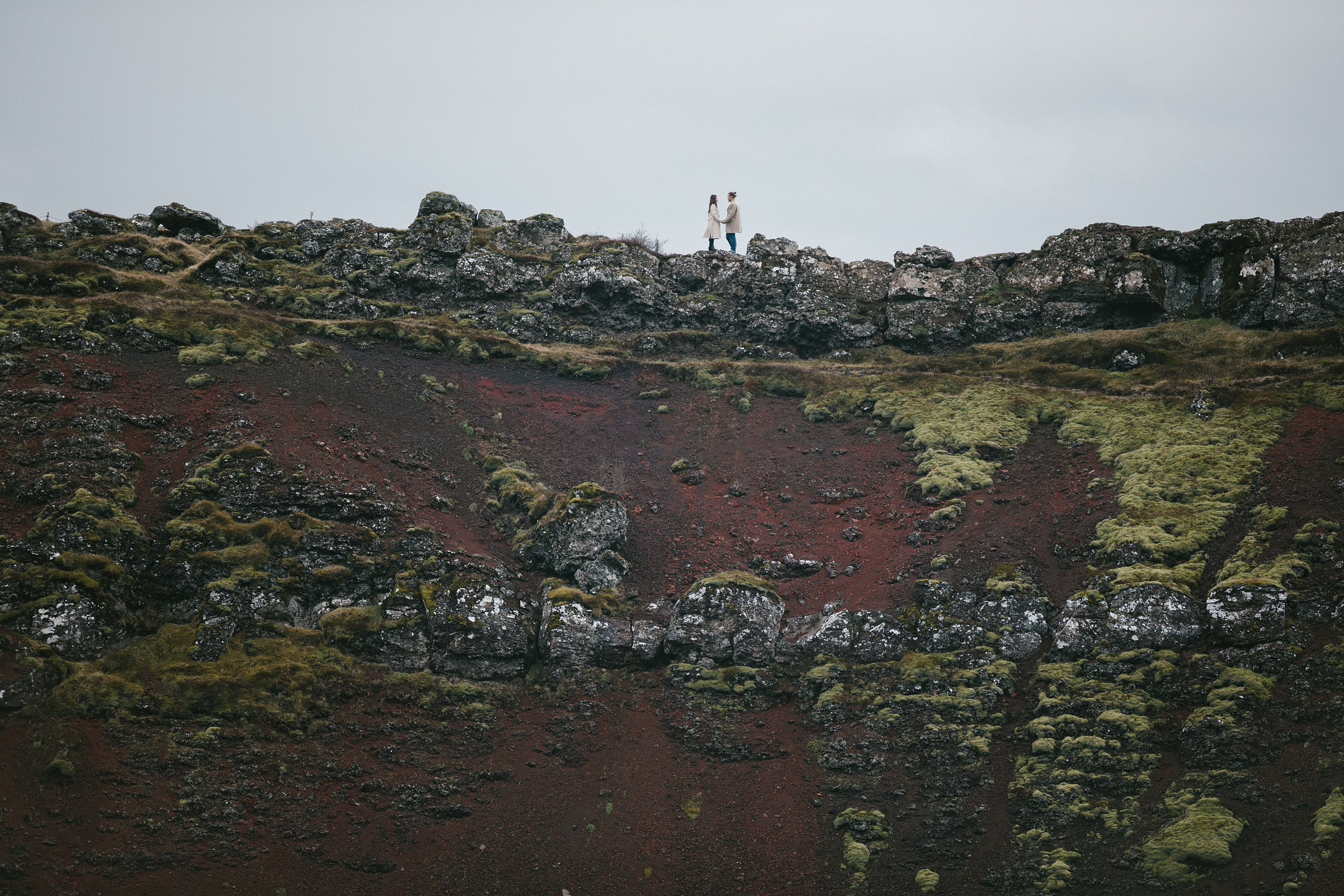 Hochzeitsfotografie auf moosiger Klippe am Kerid Krater