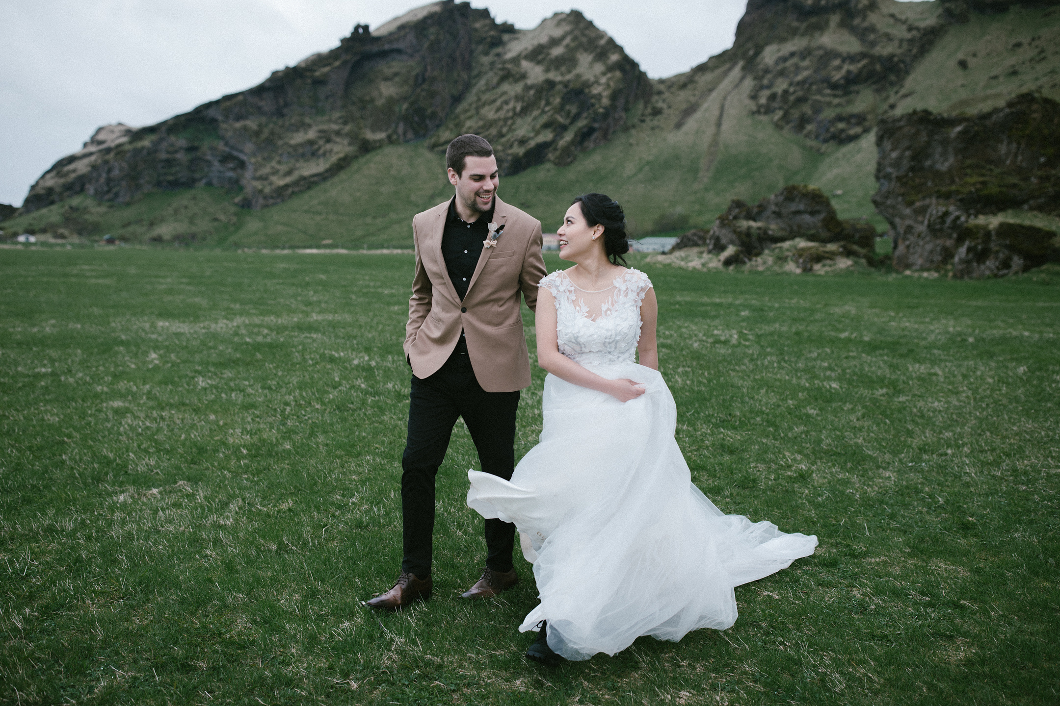 After Wedding Island | Vik, Schwarzer Strand & Skógafoss. Hochzeitsfotograf Bodensee & Allgäu | Liliana Berkut