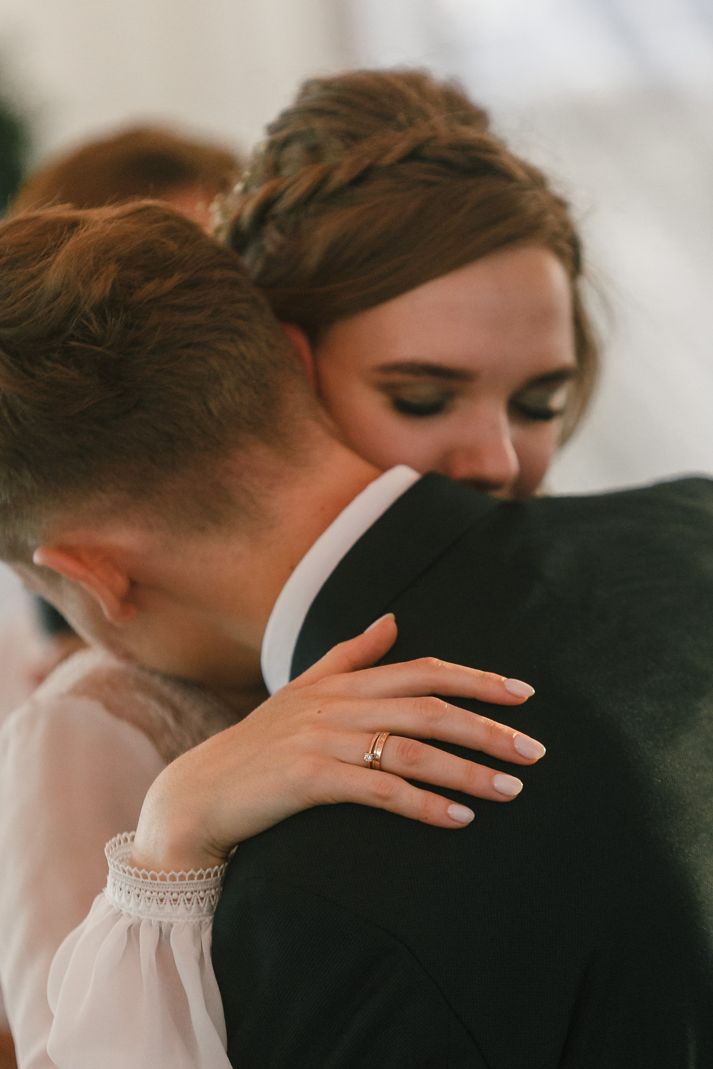 Novia y novio atrevidos con el telón de fondo de un auto viejo. Fotógrafo de retrato, familia y reportajes en Valencia | España | Europa Vitalii Lumier