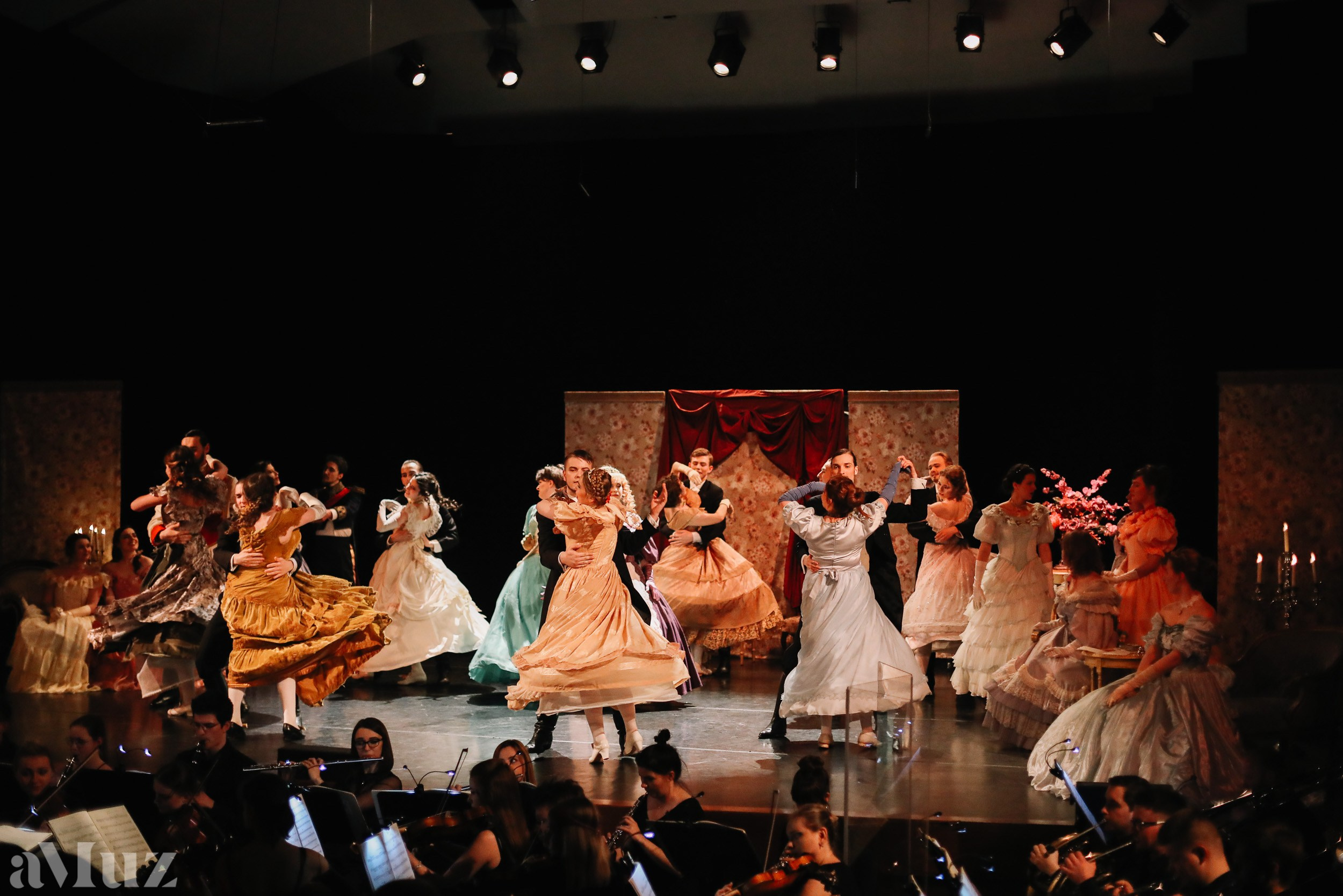 Opera Łąkowa. Fotograf Ślubny Warszawa - Sesje Biznesowe Rodzinne Eventy