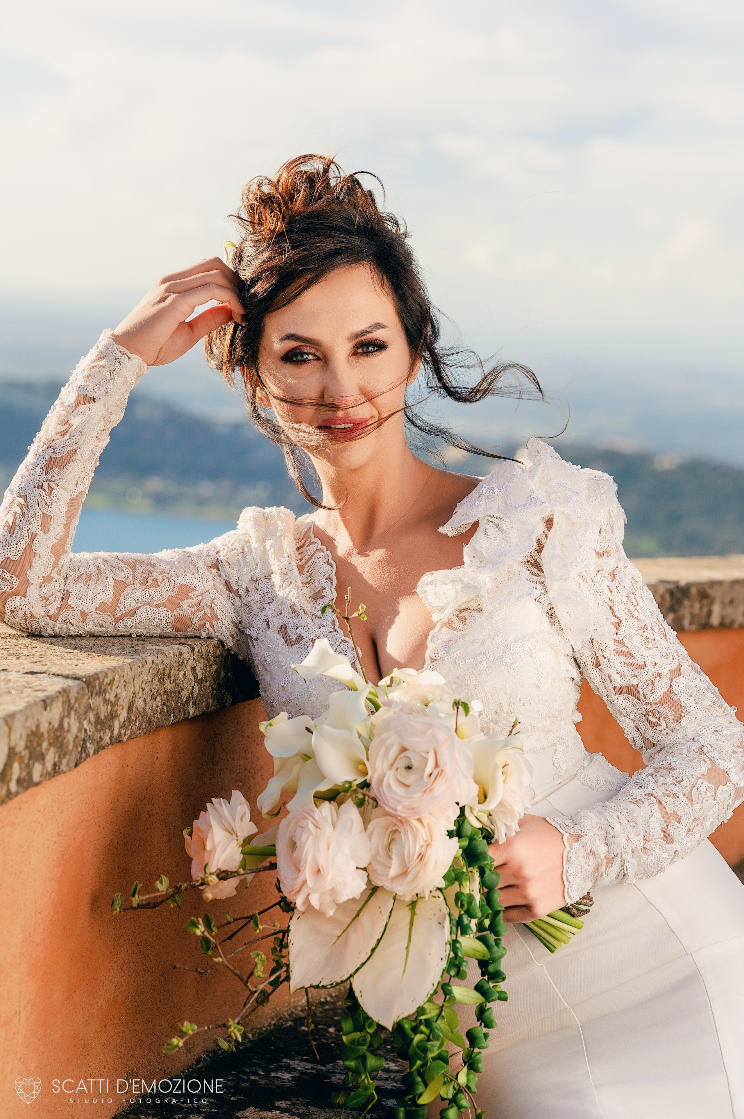 Ritratto sposa in abito bianco con bouquet bianco nella foto di un fotografo da matrimonio