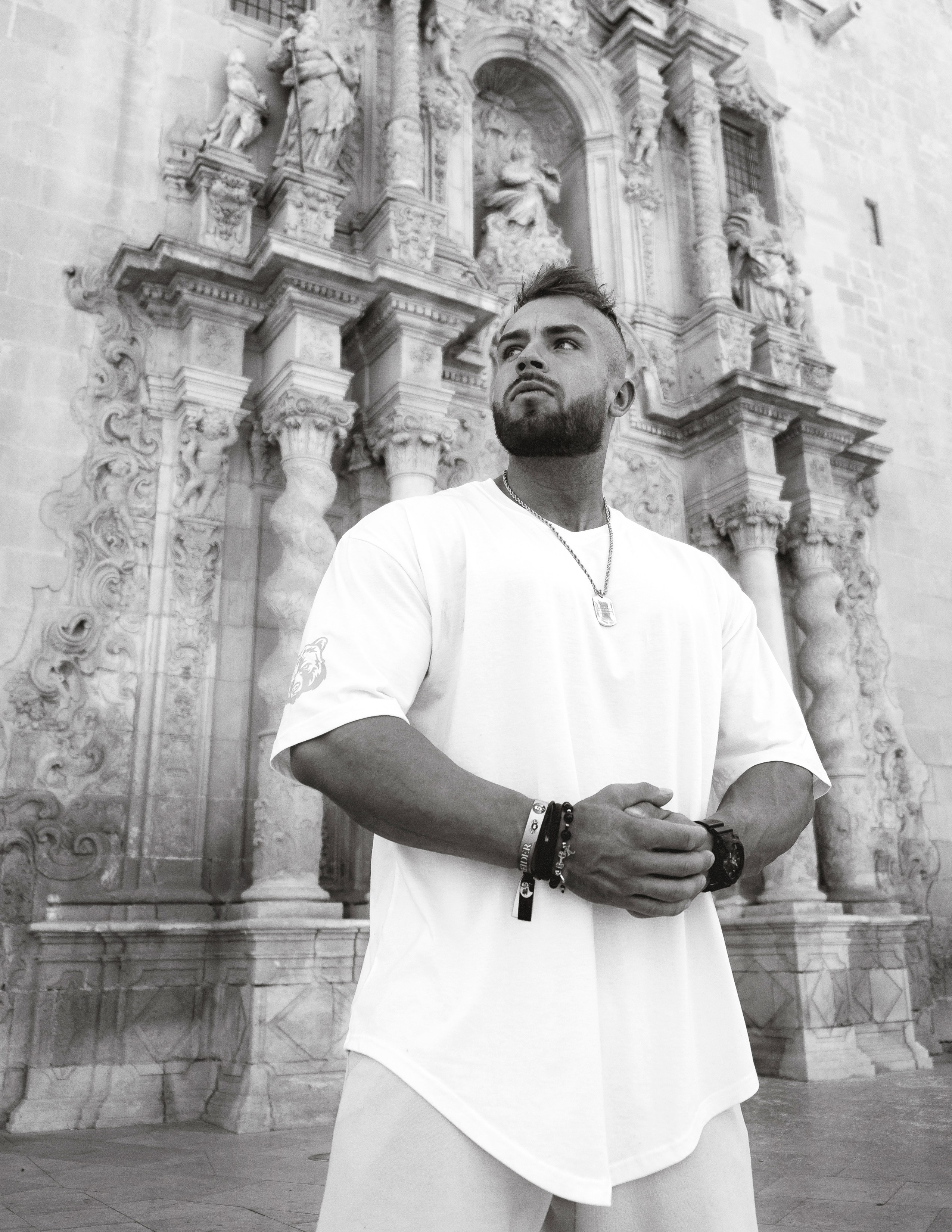 Фотосессия бодибилдера Kacper Bąkiewicz в старом городе Аликанте — Портретный фотограф в Испании