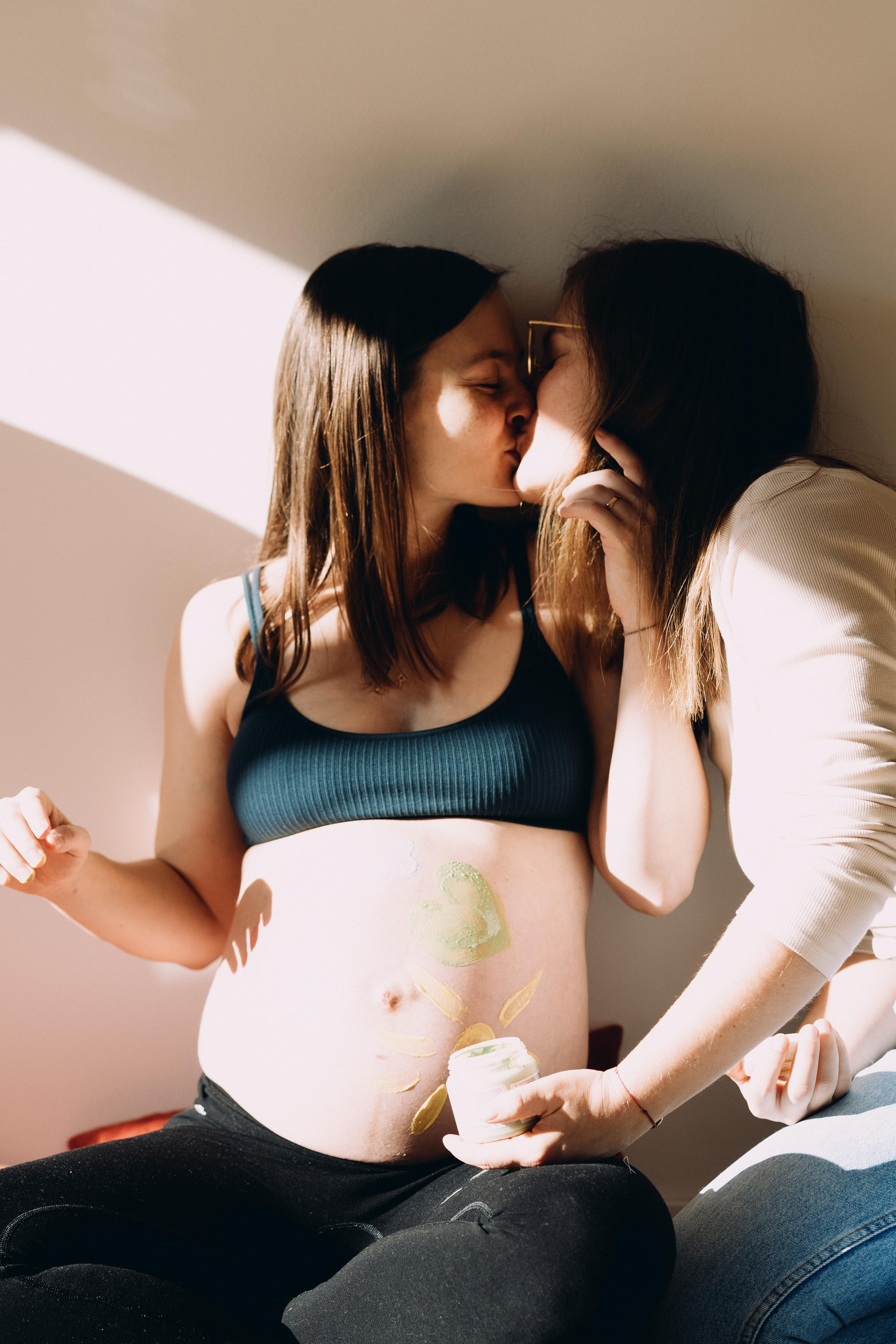 Pregnancy (home). Elena Pretzner Photography