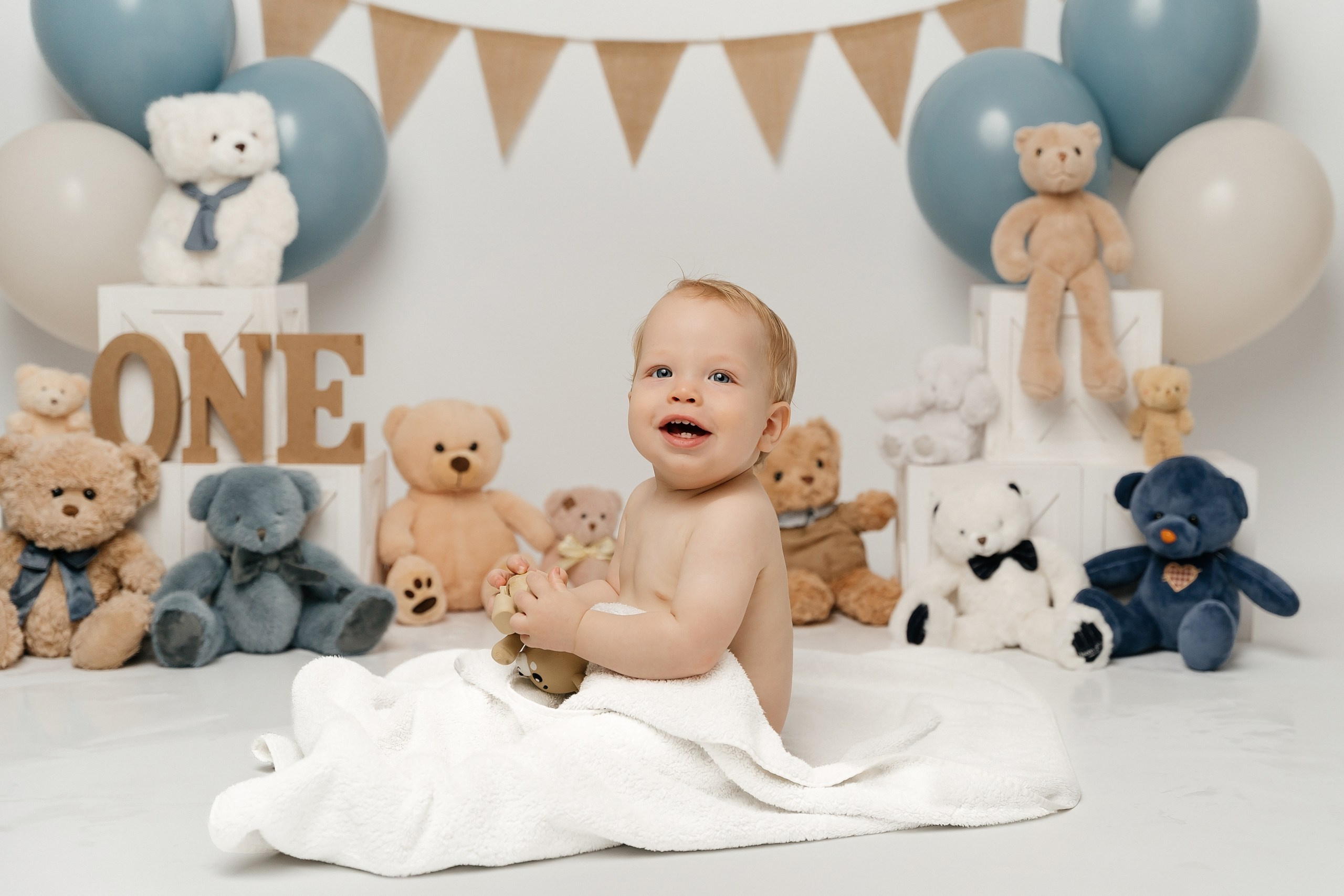 First birthday cake smash session. Newborn and family photographer. Hills District. Sydney