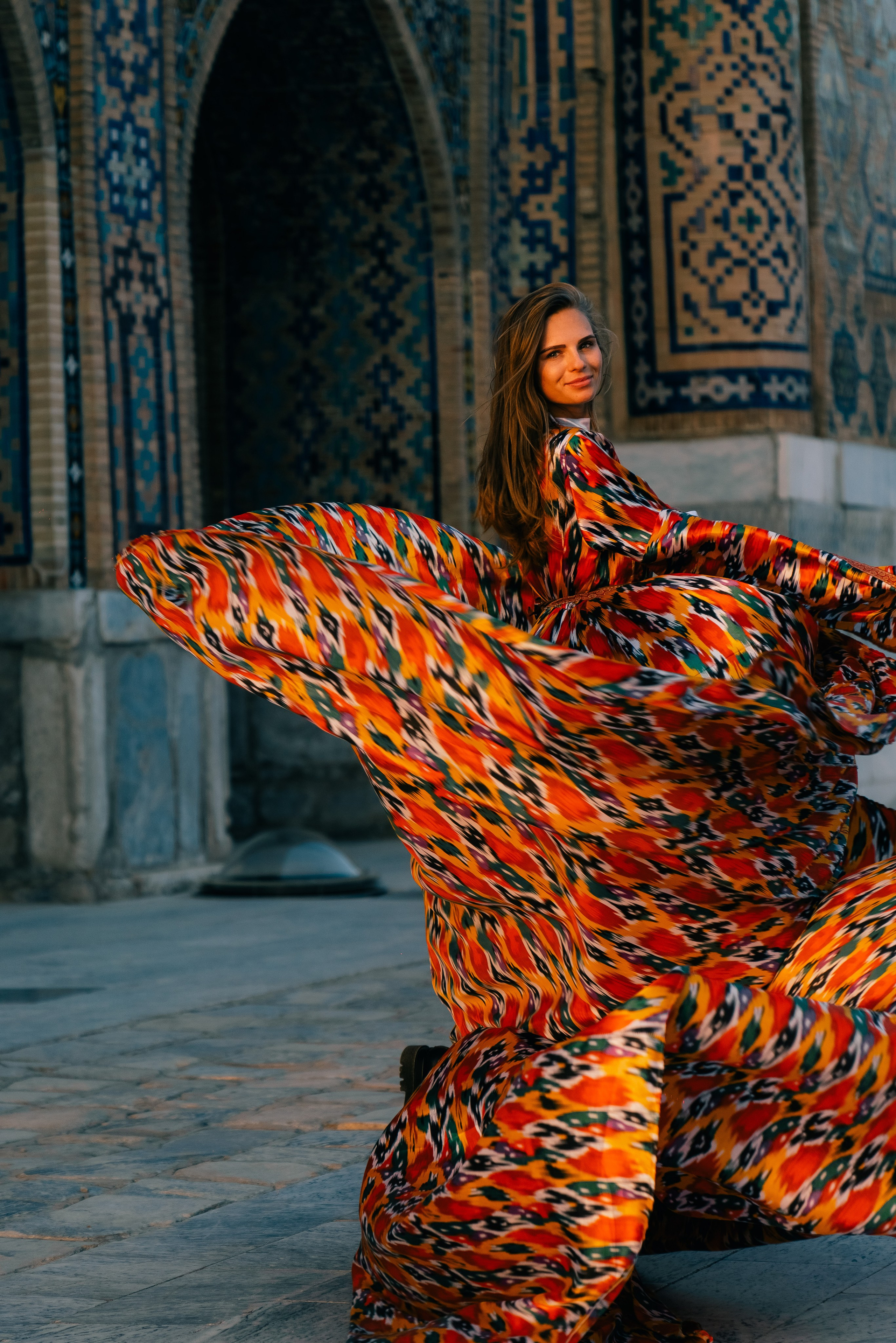 Фотосессия для туристов в Самарканде, девушка в длинном узбекском платье у мечети Биби-Ханум