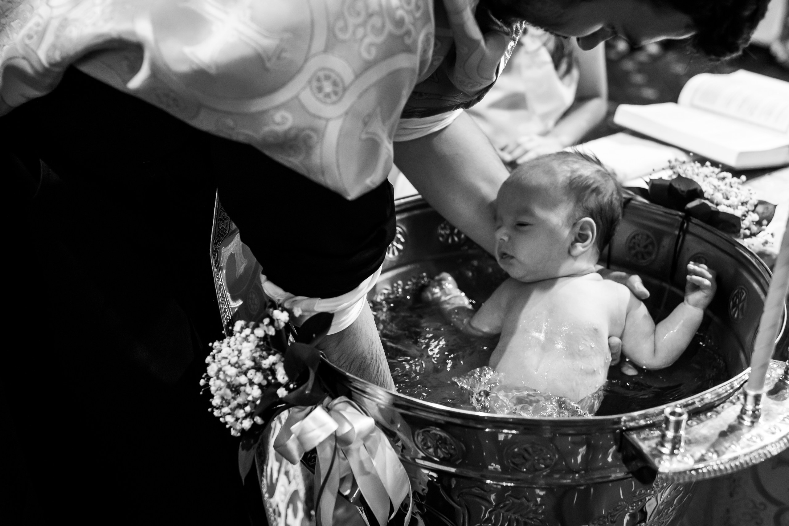 fotograf botez , fotografie botez Botoșani, fotograf Alin Chirilă, amintiri botez, fotografii botez, botez Miruna Parascheva, fotograf copii, fotografie botez în Botoșani-alt="botez , fotografie botez Alin Chirilă, amintiri botez, fotografii emoționante botez Botoșani"-- fotografii-botez-bebelus- amintiri-botez-micuț- moment-sfânt-crestinare- fotografie-emotionanta-botez- detalii-botez-bebelusi- parinti-fericiti-la-botez- fotograf-botez-profesionist- botez-in-biserica-ortodoxa- micuț-botezat-cu-emoție- zâmbete-și-lacrimi-la-botez- bebeluș-la-cristelniță- decor-botez-colorat- botez-cu-dragoste-și-credință- emotie-pura-la-botez- fotograf-botez-botosani- botez-iasi-suceava-fotograf- amintiri-nepretuite-botez-- Preotul ținându-l pe micuțul Mathias Gabriel la botez, în biserica Înălțarea Domnului, Copălău  - Detalii de la botezul lui Mathias – lumânare, trusou și icoană  - Familia lui Mathias Gabriel alături de micuț, în ziua botezului  - Portret emoționant cu mama și bebelușul în brațe, în biserică,fotograf profesionist evenimente Botoșani, Iași, Suceava, Fălticeni, Bacău, Pașcani, Roman - AlinoFotoStudio by Alin Chirilă - servicii foto nuntă, botez, cununie, ședințe foto creative, albume personalizate, fotografii emoționante și calitative pentru cele mai importante momente din viață,fotograf nuntă Botoșani Alin Chirilă,  ședință foto botez Iași - AlinoFotoStudio,  servicii fotograf profesionist evenimente Suceava,  fotograf cununie civilă Fălticeni - Alin Chirilă,  album foto nuntă personalizat Bacău.“Bebeluș botezat în biserică, ținut în brațe de nași”	•	“Detaliu cu lumânarea de botez decorată cu flori albe”	•	“Părinți emoționați alături de copilul lor la ceremonia de botez”	•	“Masa festivă de botez cu decor tematic și tort personalizat”	•	“Momentul în care preotul toarnă apă sfințită pe fruntea bebelușului”	“Bebeluș în rochie albă de botez, zâmbind în brațele mamei”	•	“Detaliu cu cruciulița de botez așezată pe o pernă de satin”	•	“Părinți și nași aprinzând lumânările în timpul ceremoniei de botez”	•	“Tort de botez decorat cu figurine tematice și numele copilului”	•	“Copil botezat dormind liniștit în pătuțul decorat festiv”	•	“Momentul în care preotul binecuvântează copilul în fața altarului”	•	“Invitați adunându-se în jurul mesei festive la petrecerea de botez”	•	“Bebeluș ținând în mână o jucărie personalizată primită la botez”	•	“Familie fericită pozând împreună după ceremonia de botez”	•	“Decor tematic cu baloane și flori la locația petrecerii de botez” fotograf Botoșani fotograf evenimente fotograf botez Alin Chirila fotograf alinofotostudio.fotograf botez Amelis Maria, fotografie botez Botoșani, fotograf Alin Chirilă, amintiri botez, fotografii botez, botez Amelis Maria, fotograf copii, fotografie botez în Botoșani,