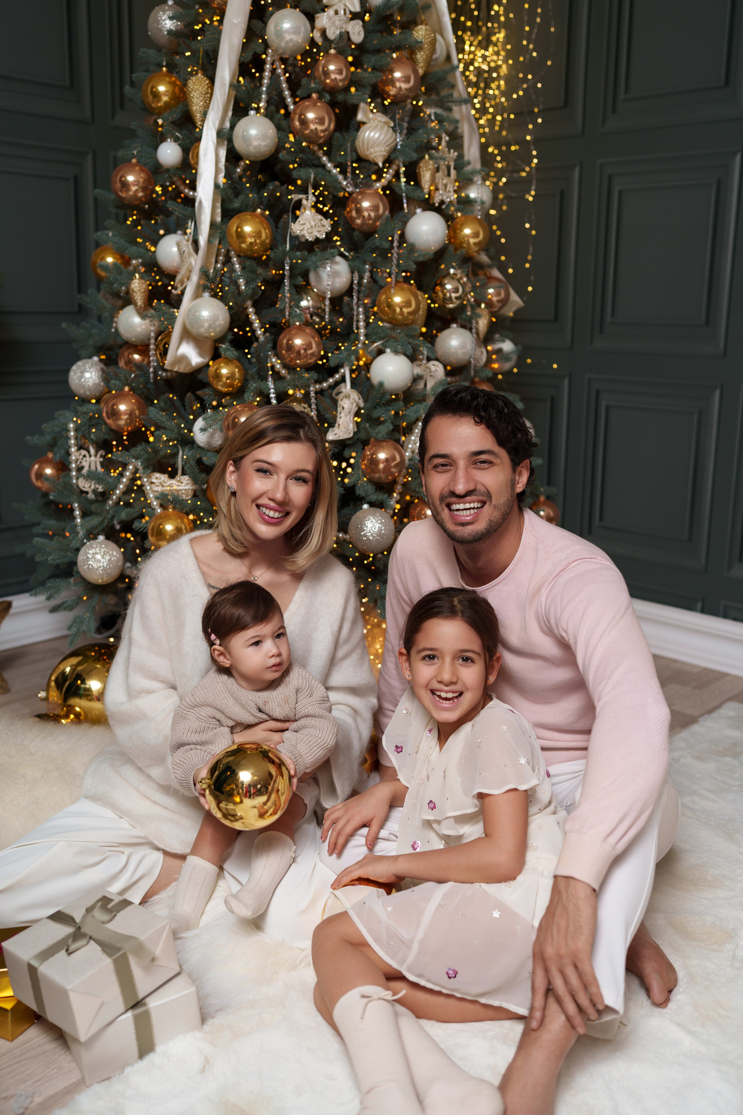 Weihnachtsfotoshootings. Anna, Fotografin aus Wien, Österreich. Ich fotografiere in folgenden Genres: Babybauch-, Familien-, Mode- und Weihnachtsfotografie