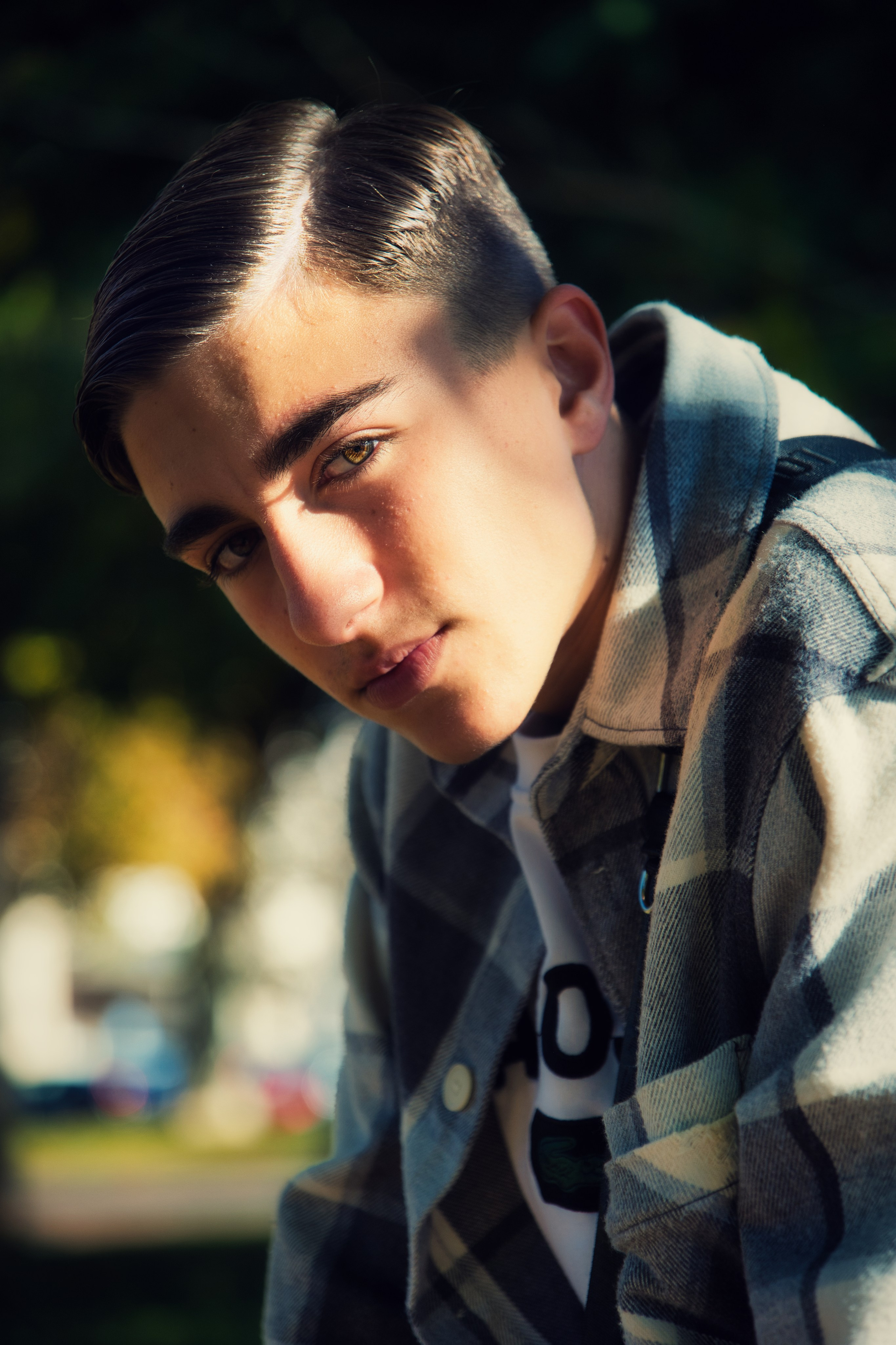 Retrato artístico en exteriores capturado con estilo profesional.