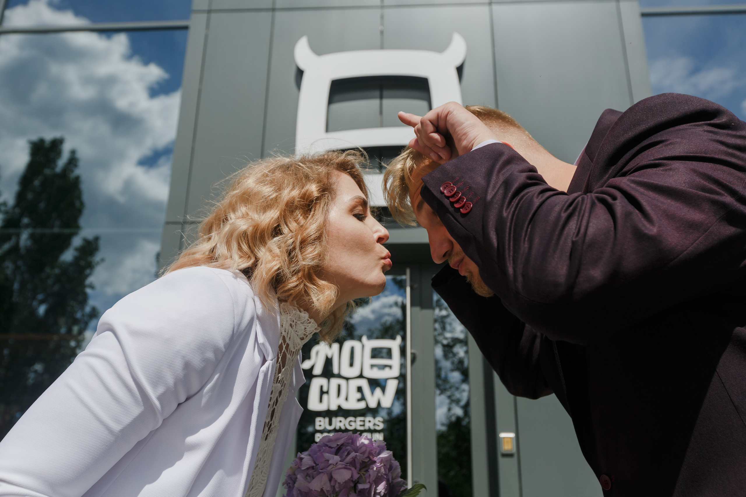 Valientes recién casados ​​comen hamburguesas con guantes negros. Fotógrafo de retrato, familia y reportajes en Valencia | España | Europa Vitalii Lumier