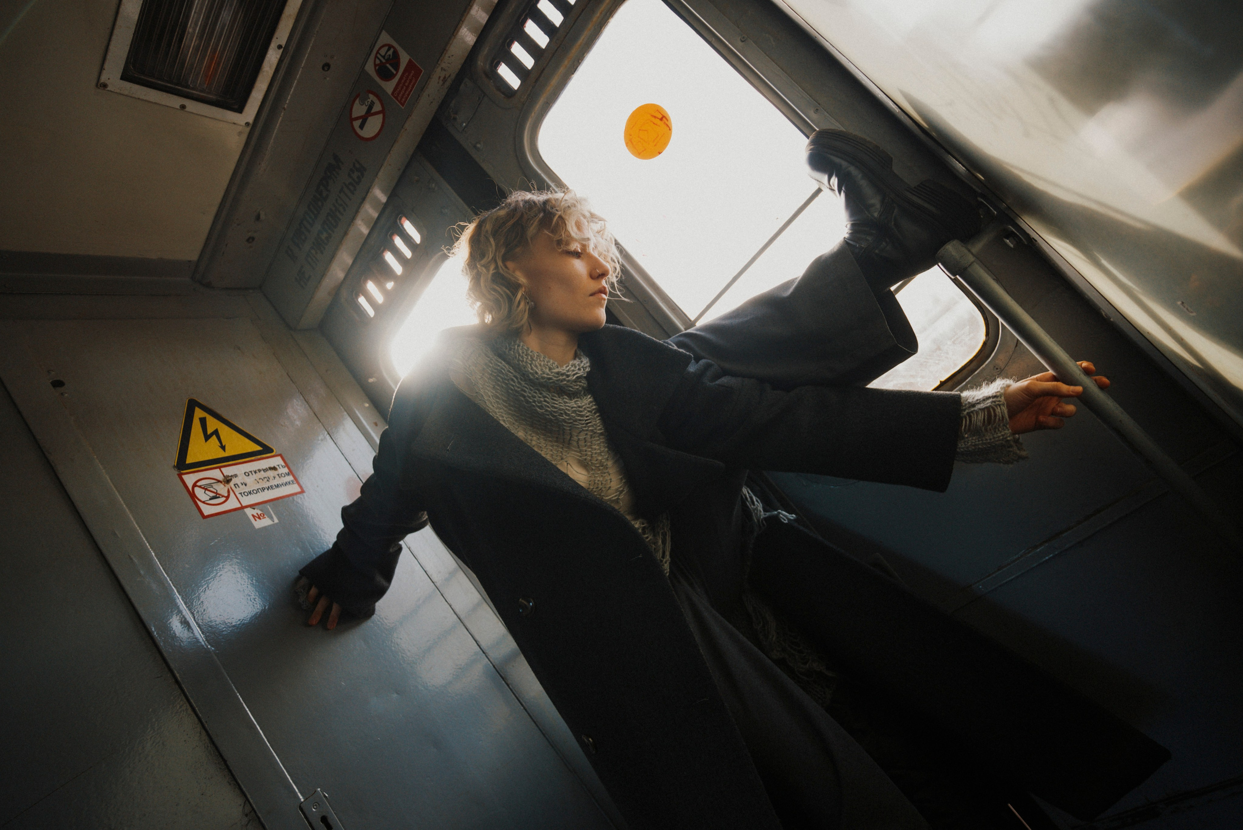 2025. Стрит-фотография, полная абсурда, идиотизма и красоты