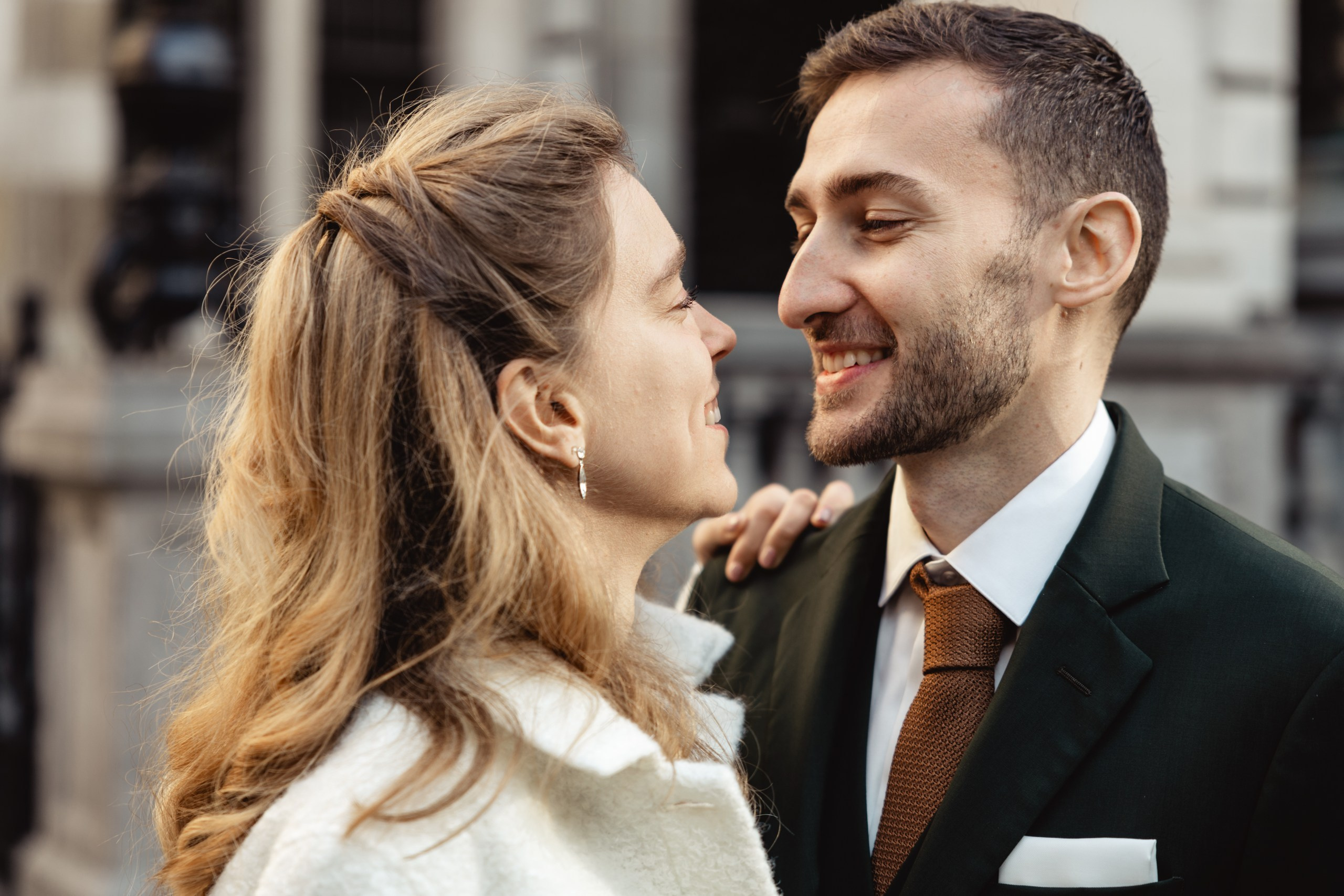 Bruidspaar kijkt elkaar liefdevol aan tijdens een intiem moment