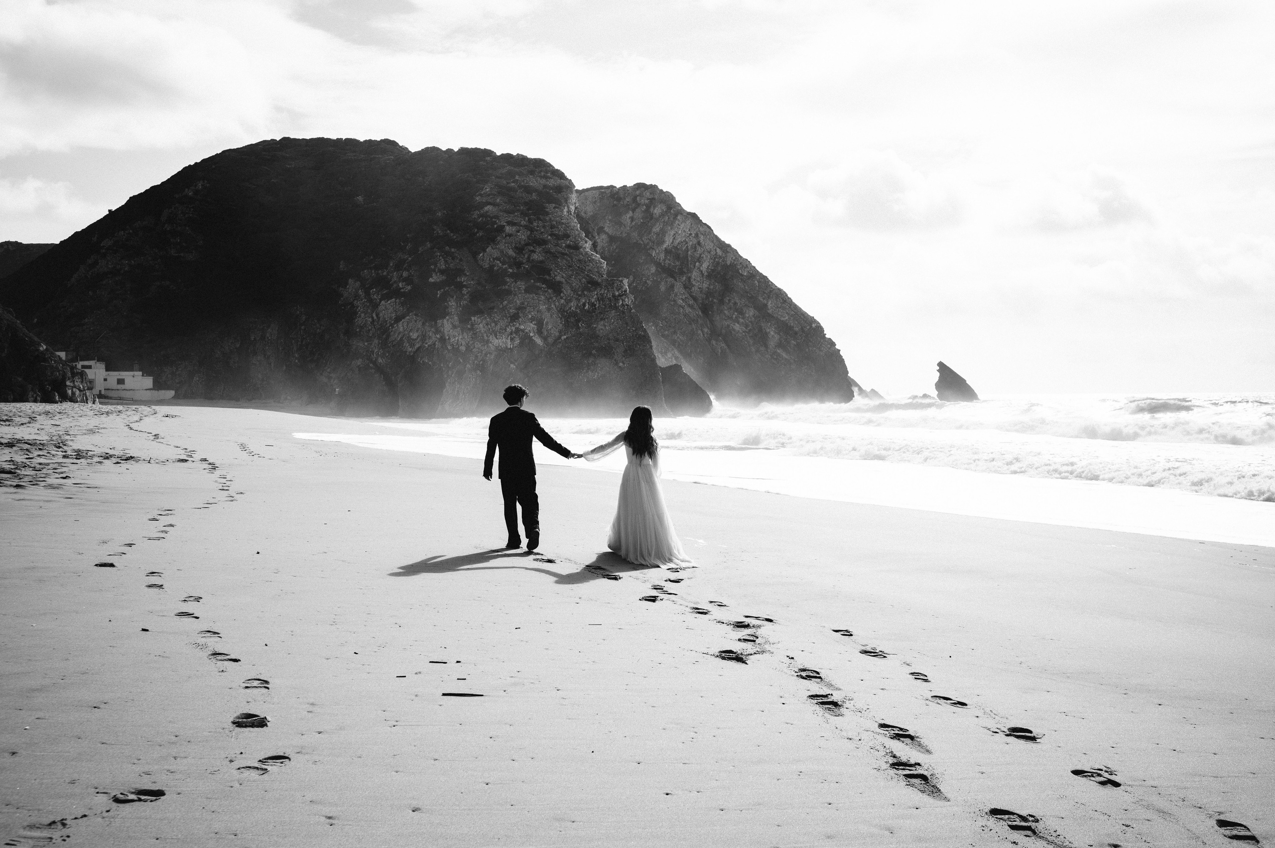 Ședință foto de nuntă pe plaja Adraga – emoție la malul oceanului Atlantic. Valentin Melen - fotograf de nunta 🤍