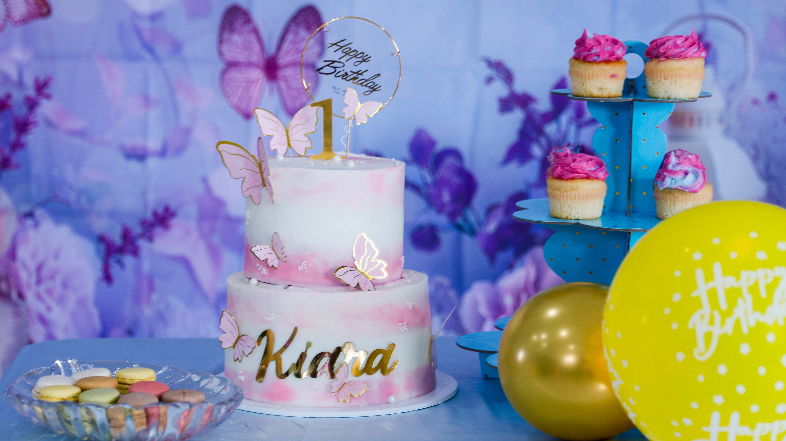 1st Birthday. MHCreative is family-oriented photographer based in SYDNEY