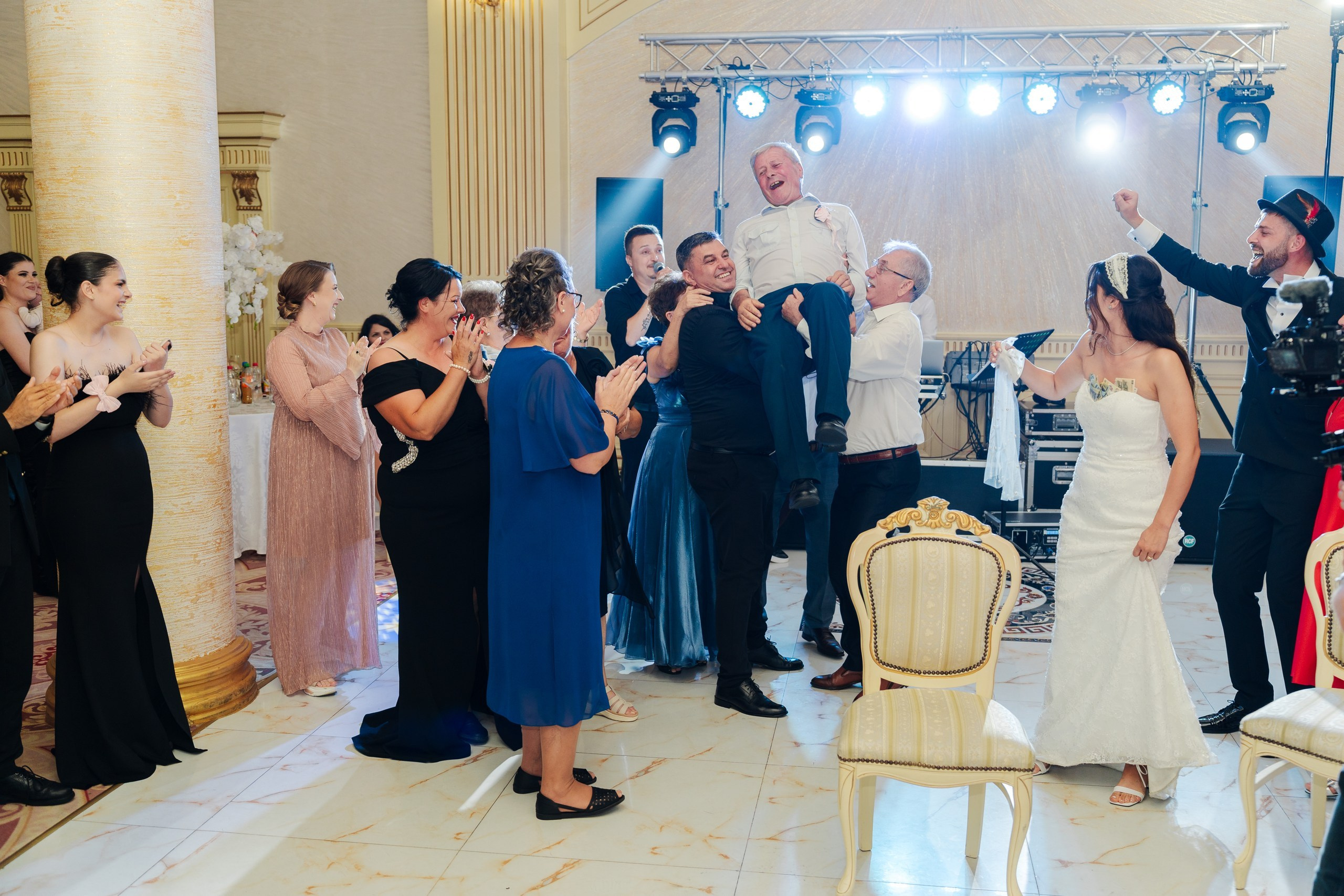 Catalina & Sebi. Ionut Cimpoes FOTOGRAF