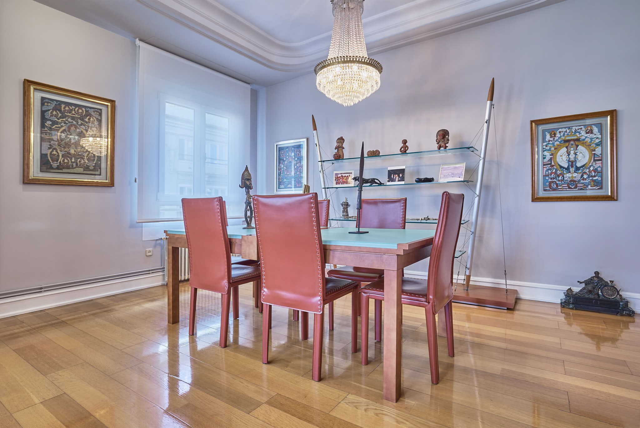Comedor con mesa y sillas de colores en un apartamento en Valencia