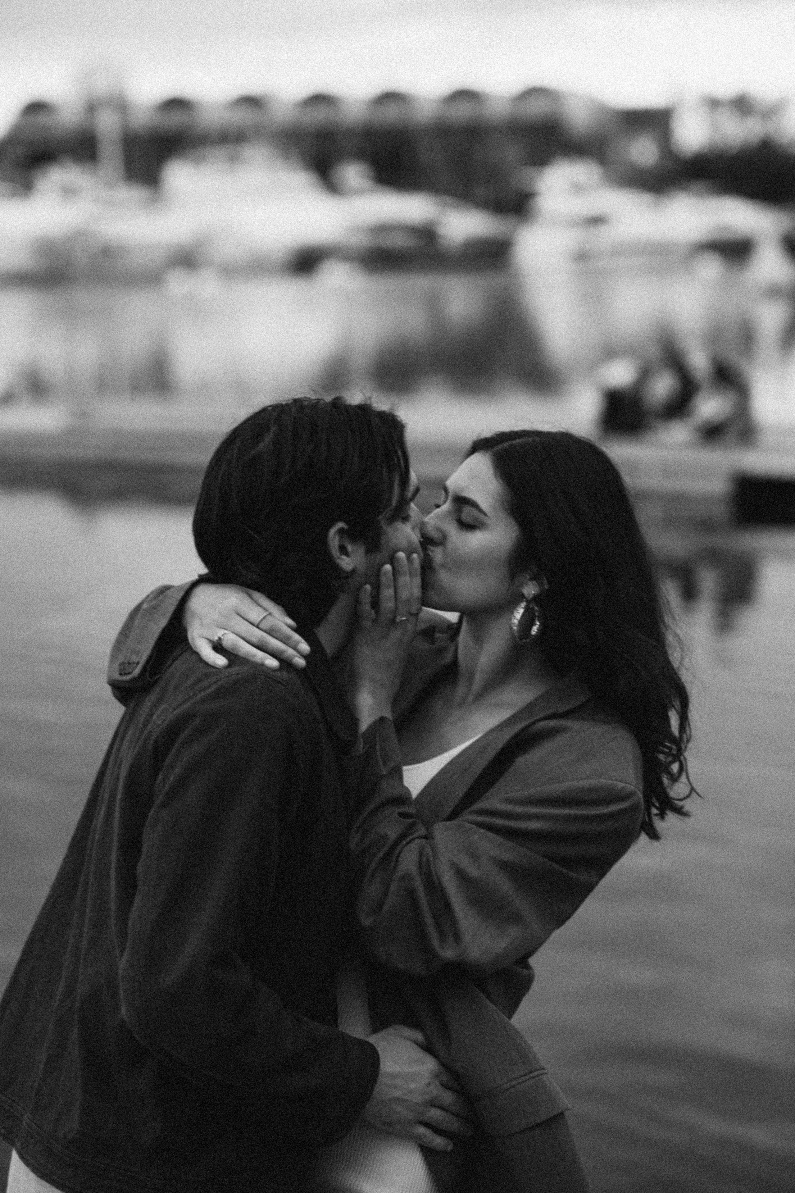 Black and white romantic kiss captured during a love story photoshoot in Valencia, Spain — ideal for couples searching for timeless, emotional couple photography sessions by the marina in Valencia or classic love story photoshoots across Spain.