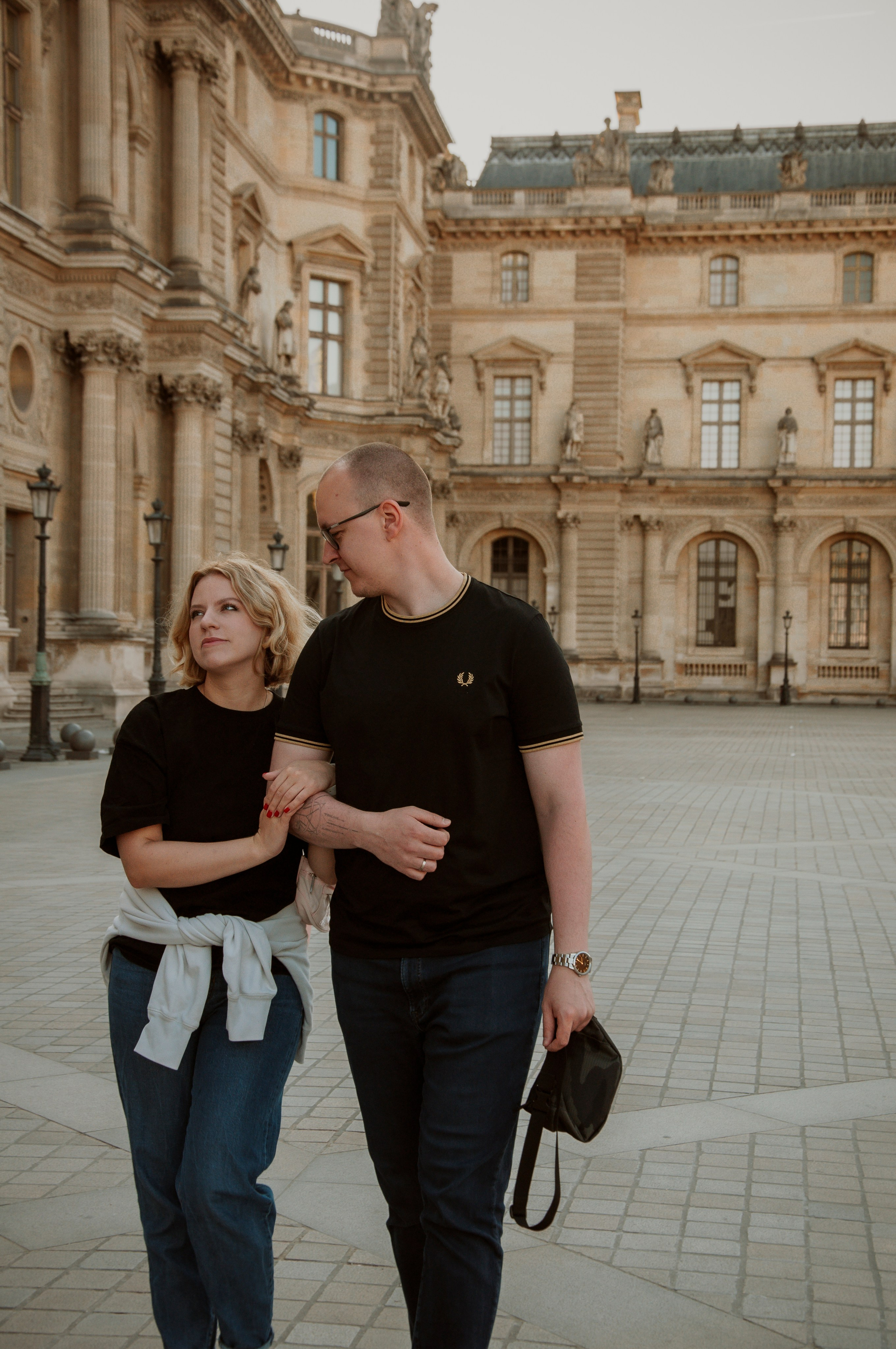 Couple photoshoot near the Louvre. Paris photographer — Polina Osipova