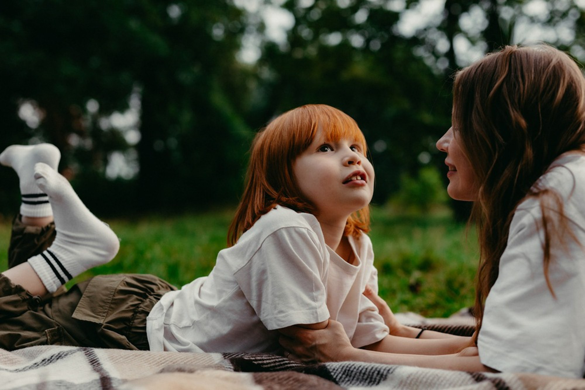 Сімейна фотосесія на вулиці літом. Photokostin.com