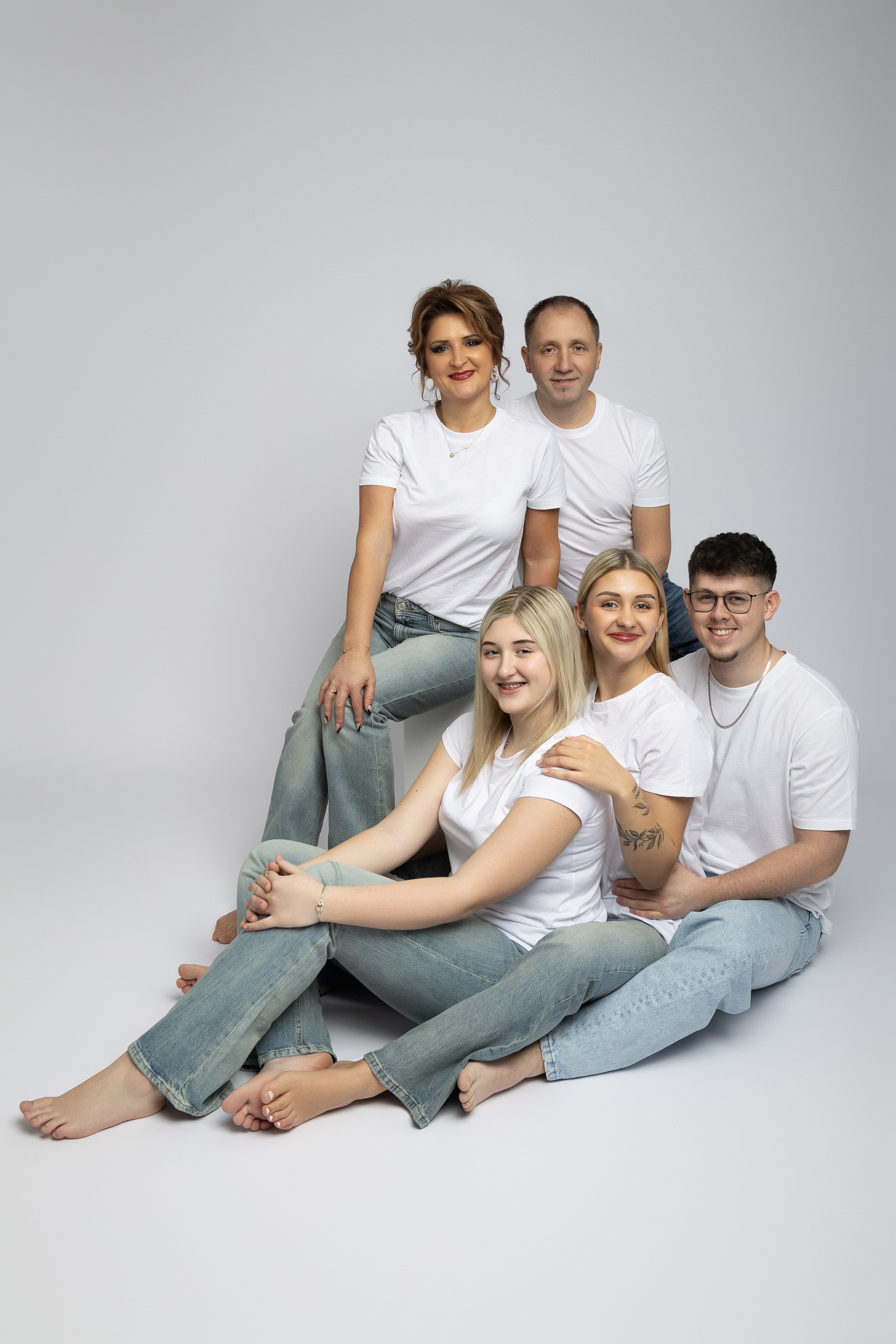 Studioaufnahme einer Familie auf weißem Hintergrund, natürliche und emotionale Fotografie
