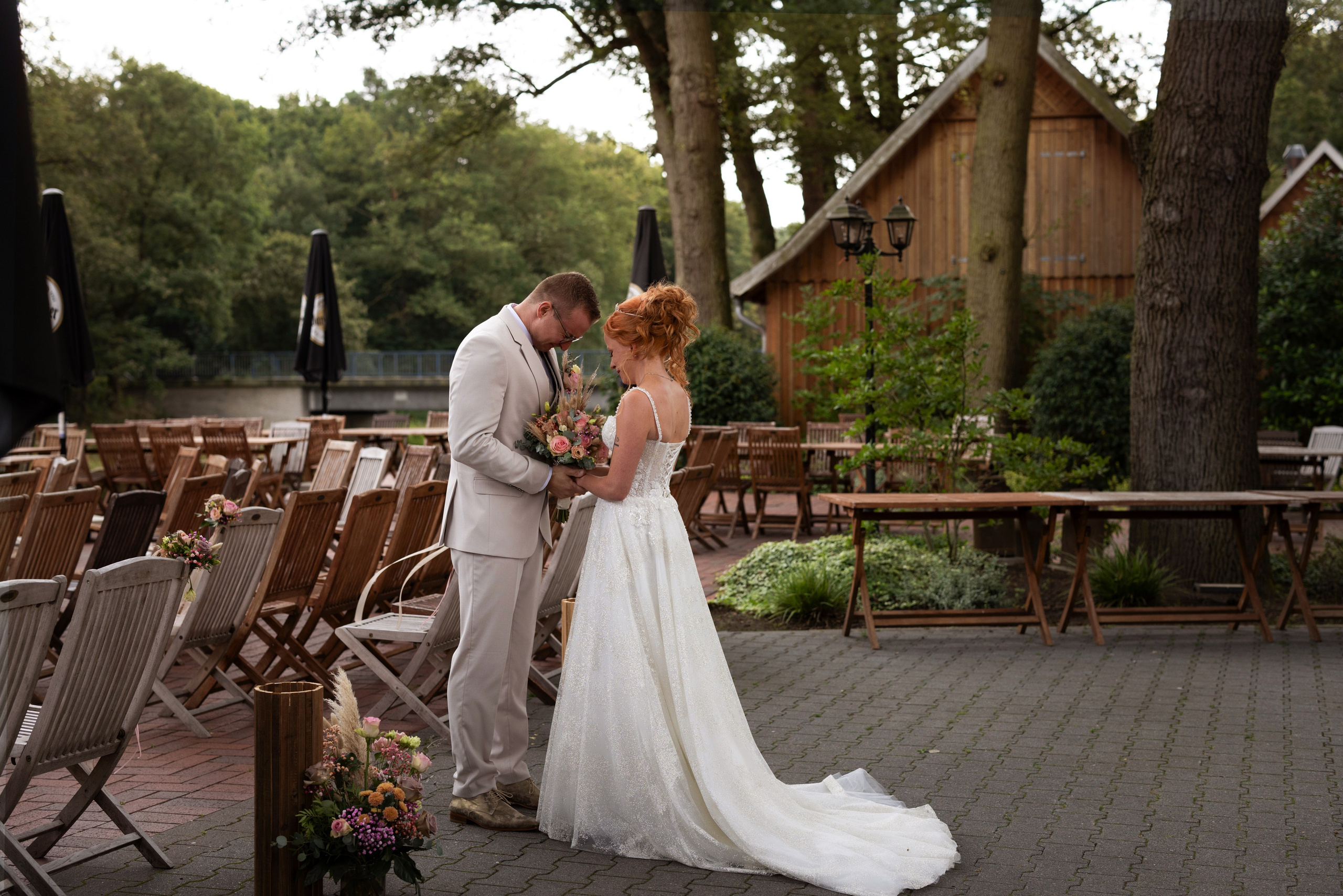 Ein unvergesslicher Moment bei der freien Trauung im Artland Kotten, Quakenbrück, unter einem blauen Himmel und umgeben von Wäldern