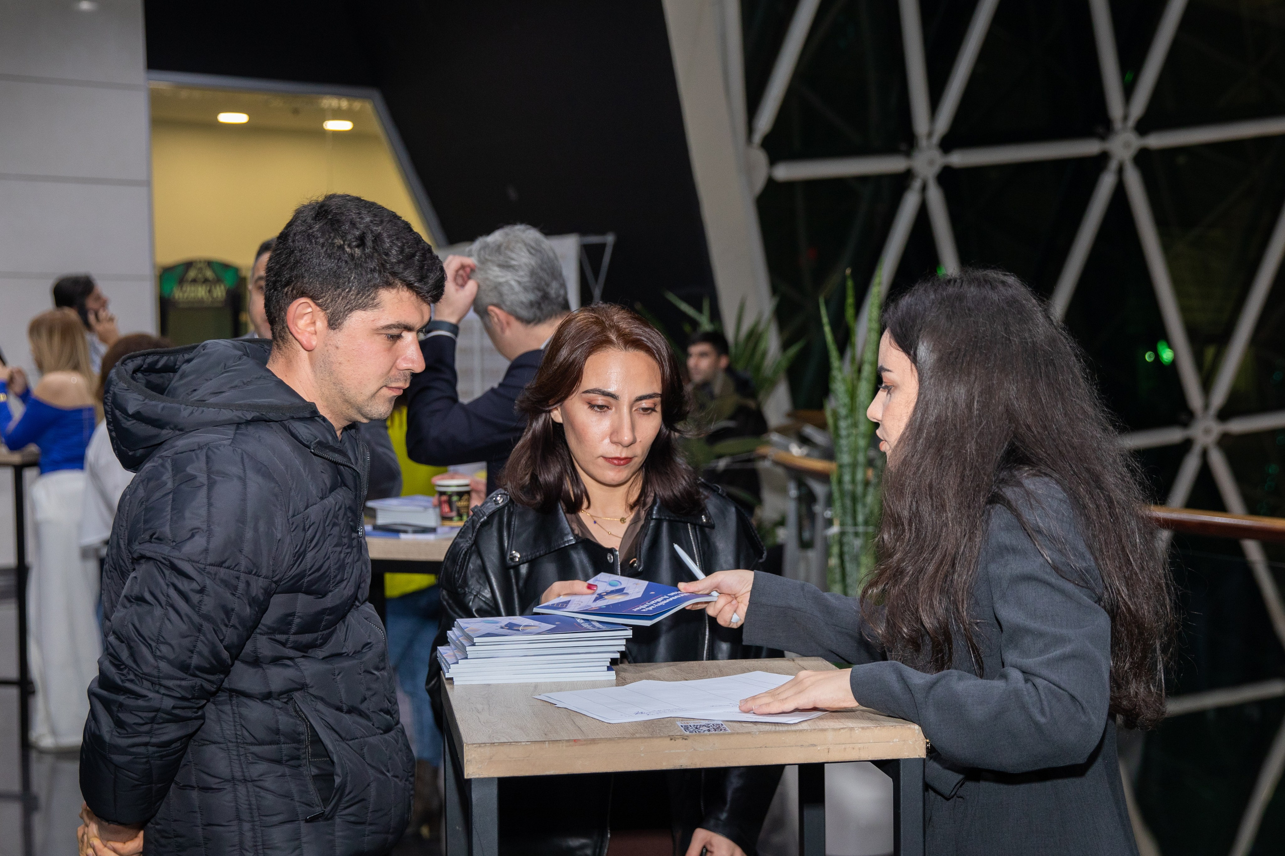 “Astronomiyada Əsas Anlayışlar” kitabının və “Fəza və Zamanın Elçiləri” filminin təqdimatı. Həvəskar Astronomlar Cəmiyyəti — Astronomy.az