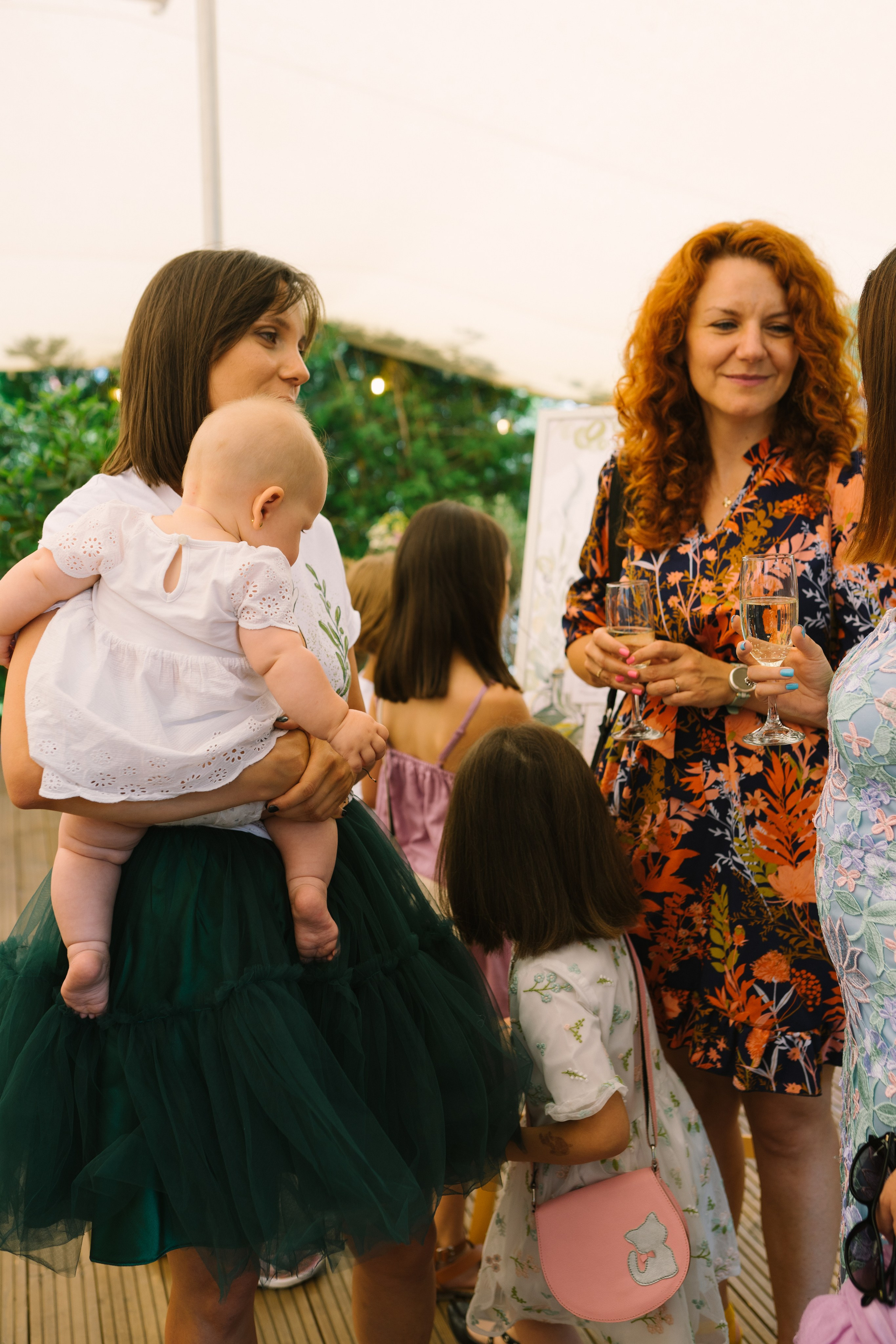 Fotografie de Eveniment Brașov: Povești Vizuale | Mădălina Beda. Madalina Beda- Artist vizual, fotograf, doula la nastere, consultant babywearing Brasov si in toata tara