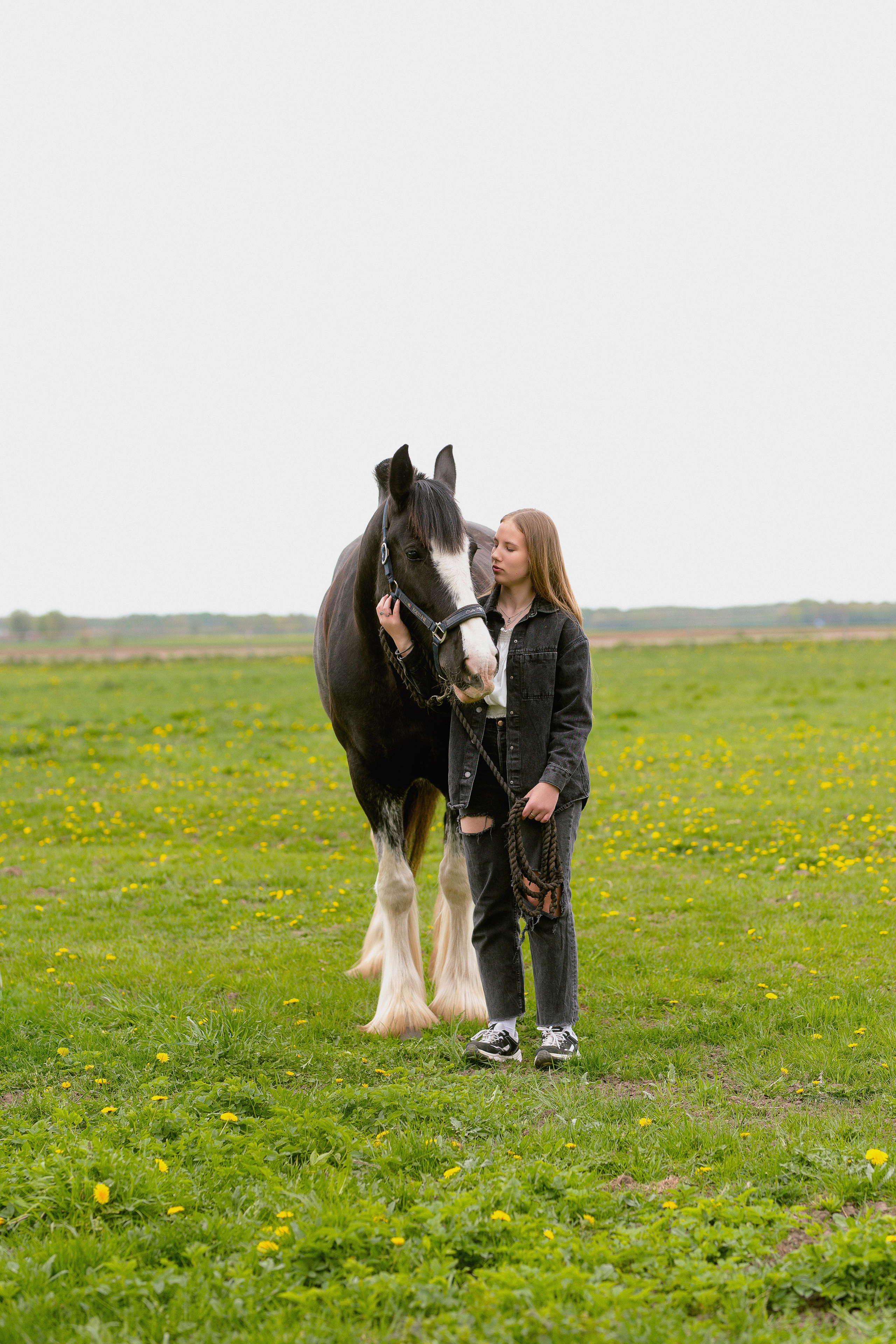 Emilijos gimtadienio fotosesija žirgyne. Vestuvių, šeimos švenčių, renginių fotografė