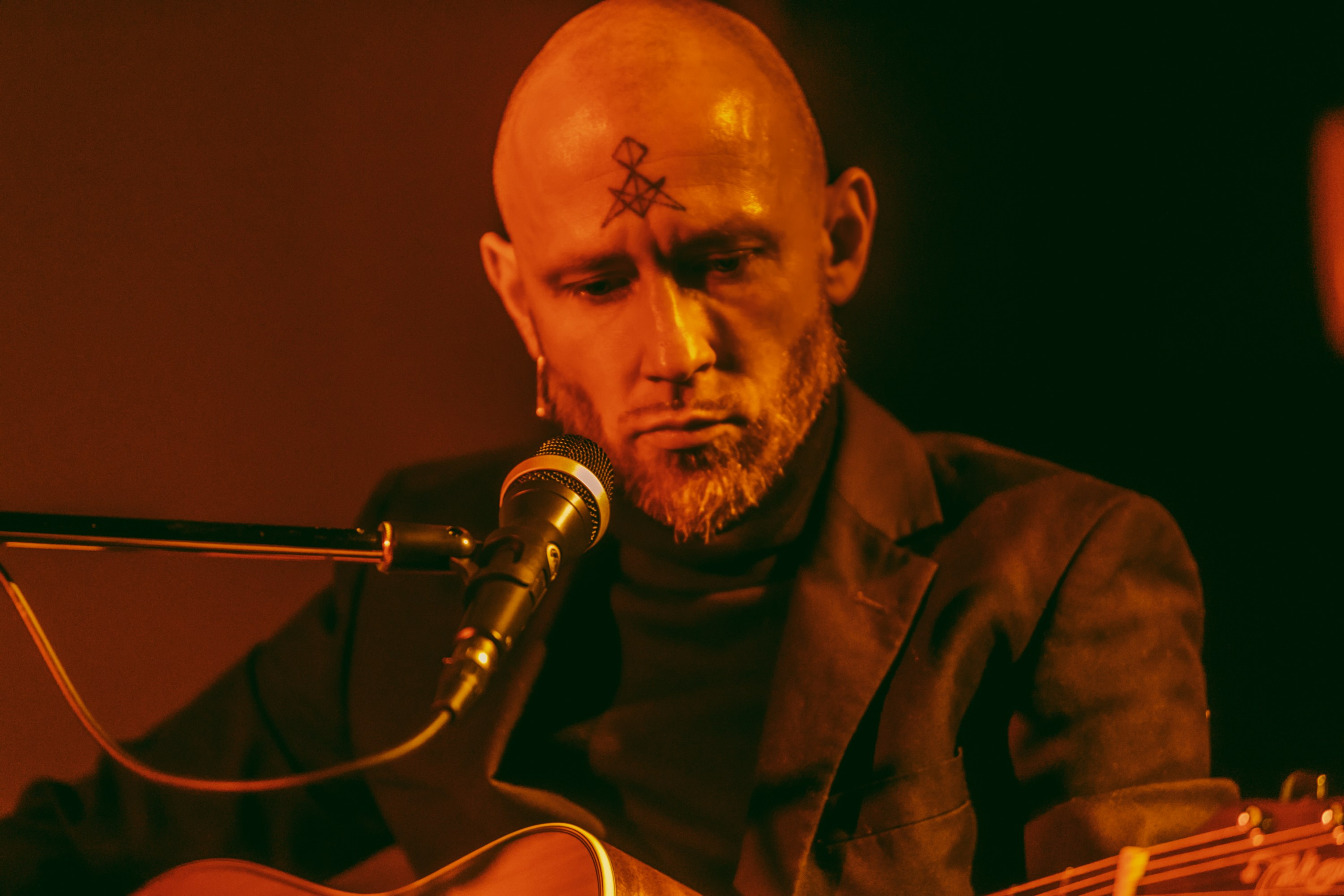 Imanta Dakša un video mākslinieces Mersedes(e) Margoit koncerts&video stāsts “Beidzot laimīgās haizivis”, 2024