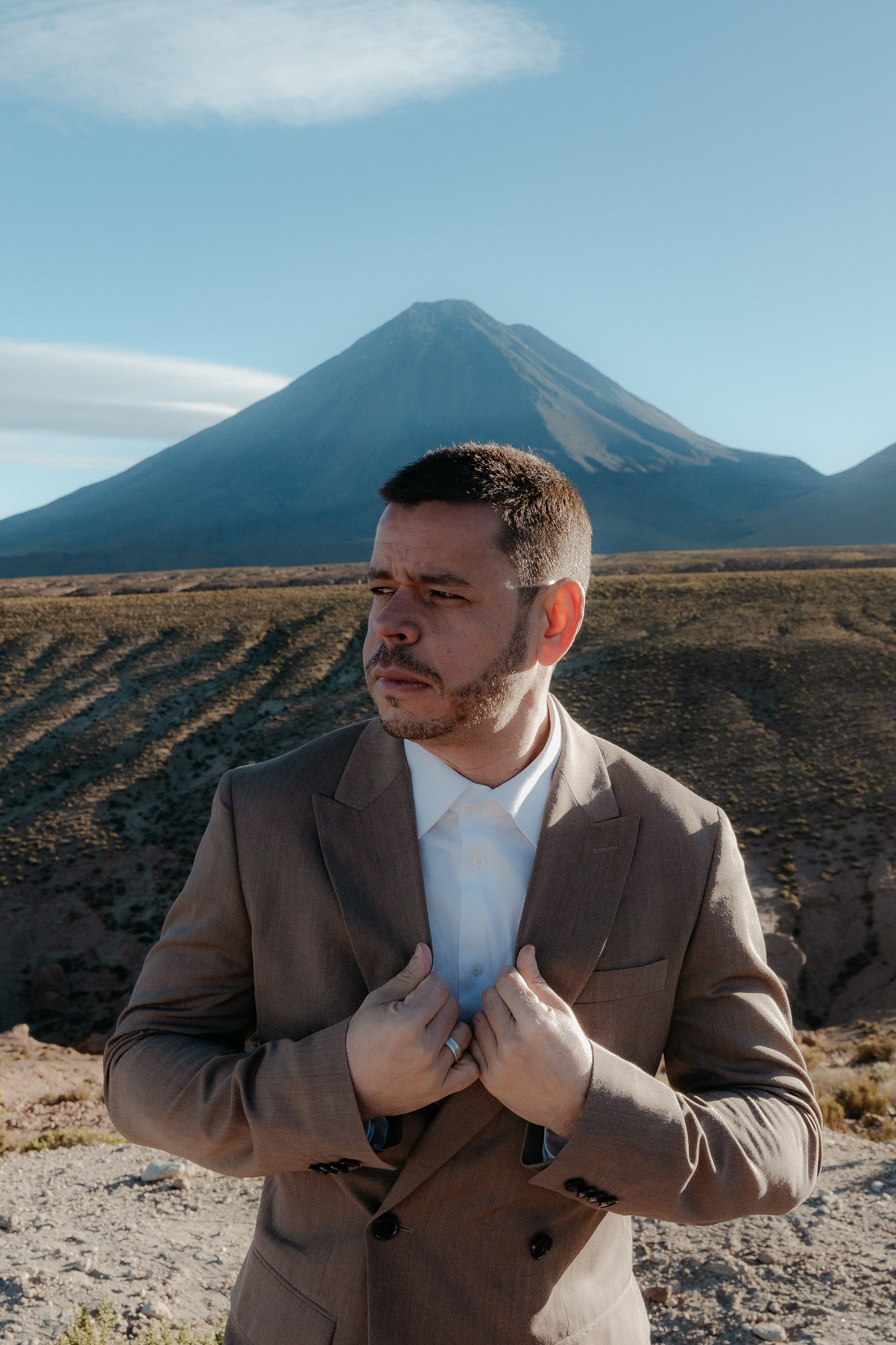 Pre-wedding no mirante do vulcão Licancabur. Photographer in San Pedro de Atacama