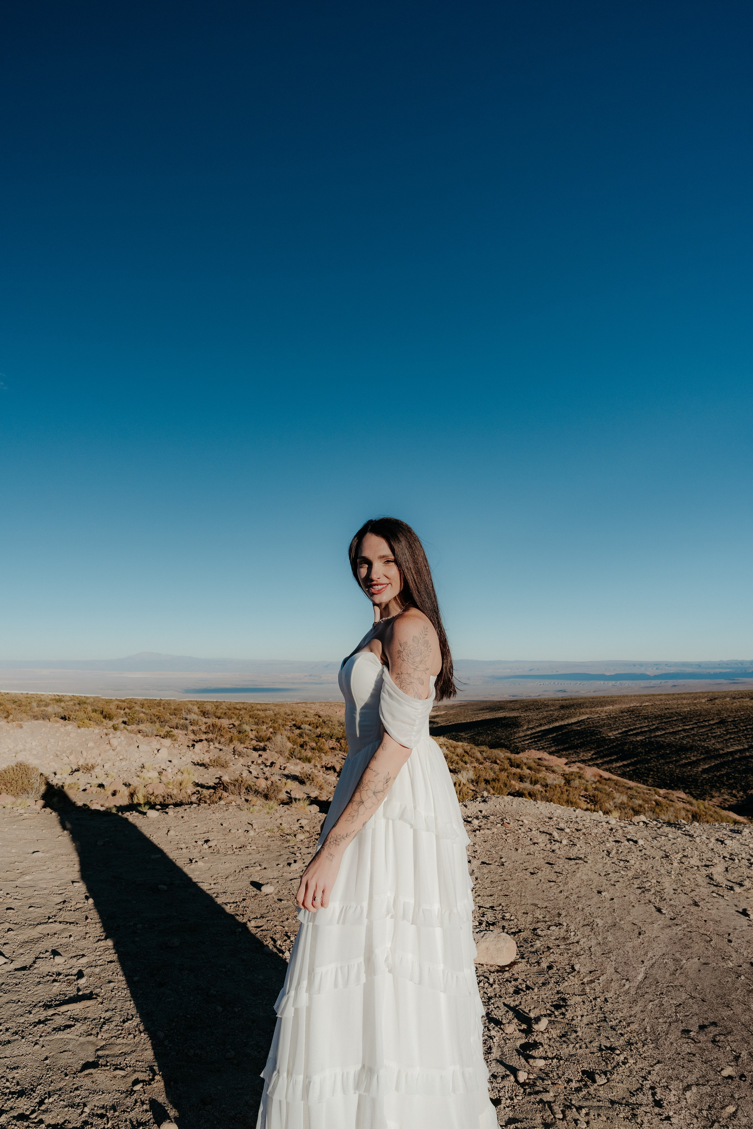 Pre-wedding no mirante do vulcão Licancabur. Photographer in San Pedro de Atacama