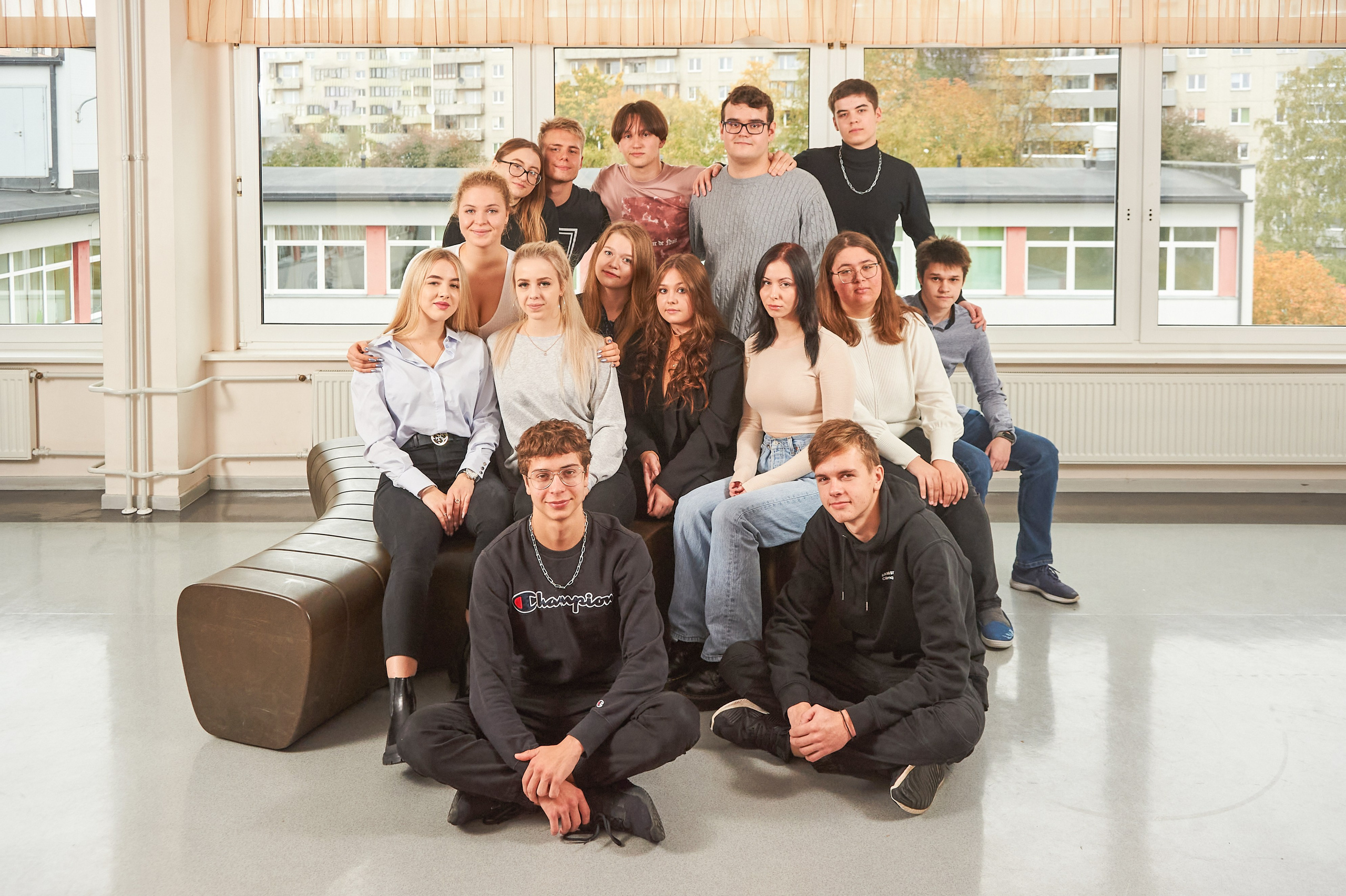 Друзья фотографируются в школьном интерьере