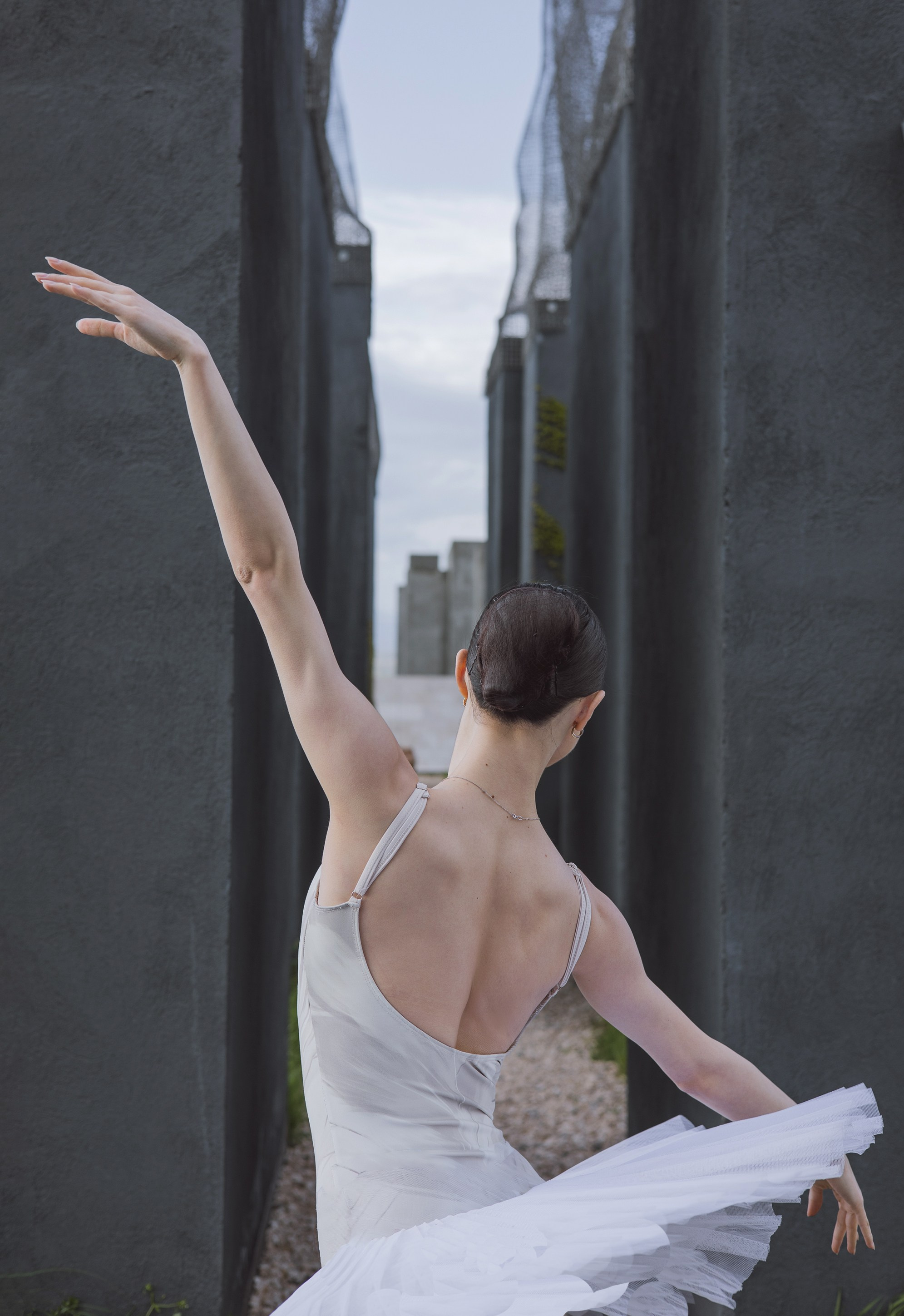 portrait fine art danseuse classique tutu noir architecture urbaine photographe Nantes Ani Torosyan