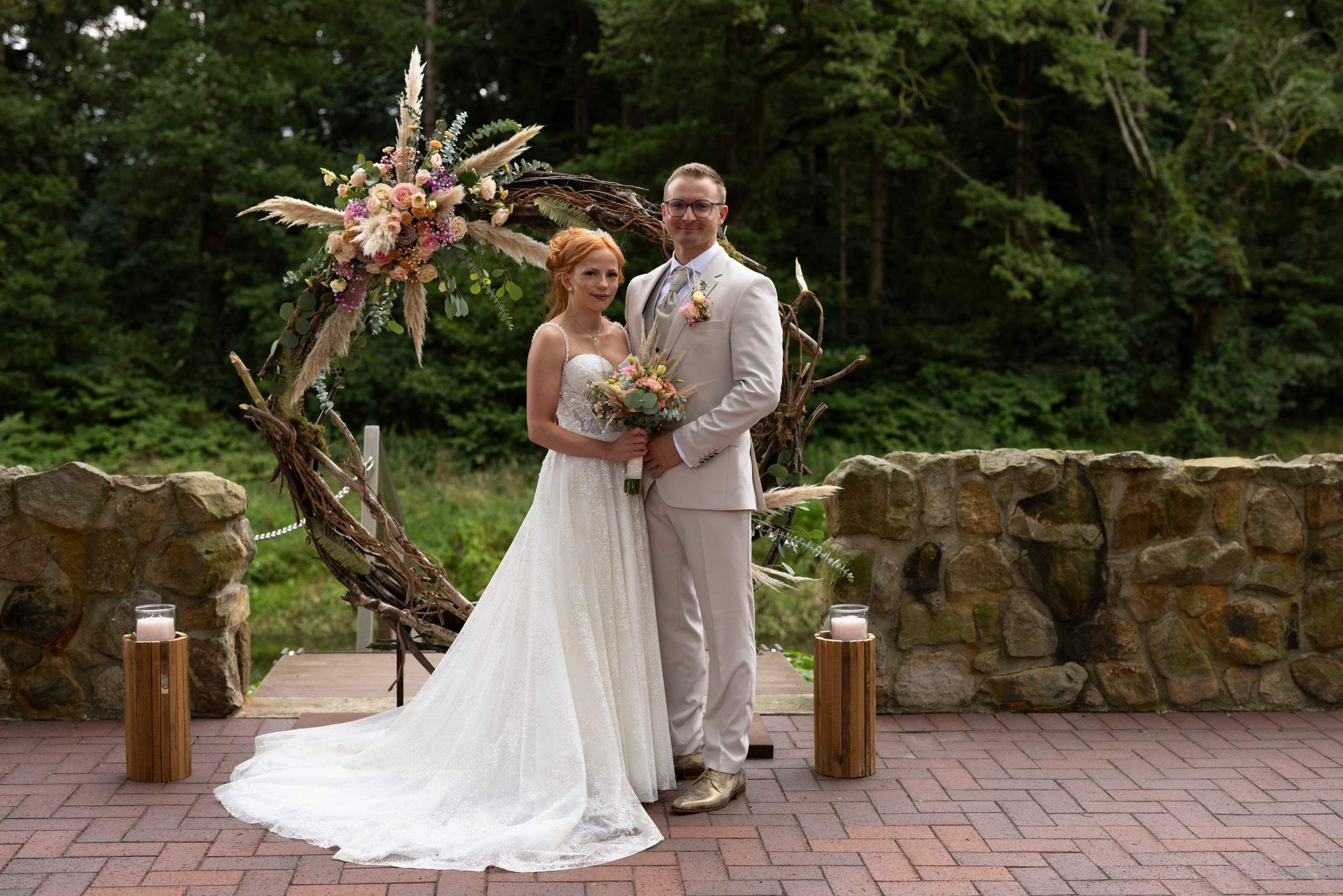 „Brautpaar Yvonne und Denis bei der freien Trauung im Artland Kotten, Quakenbrück, umgeben von Natur und rustikalem Charme.