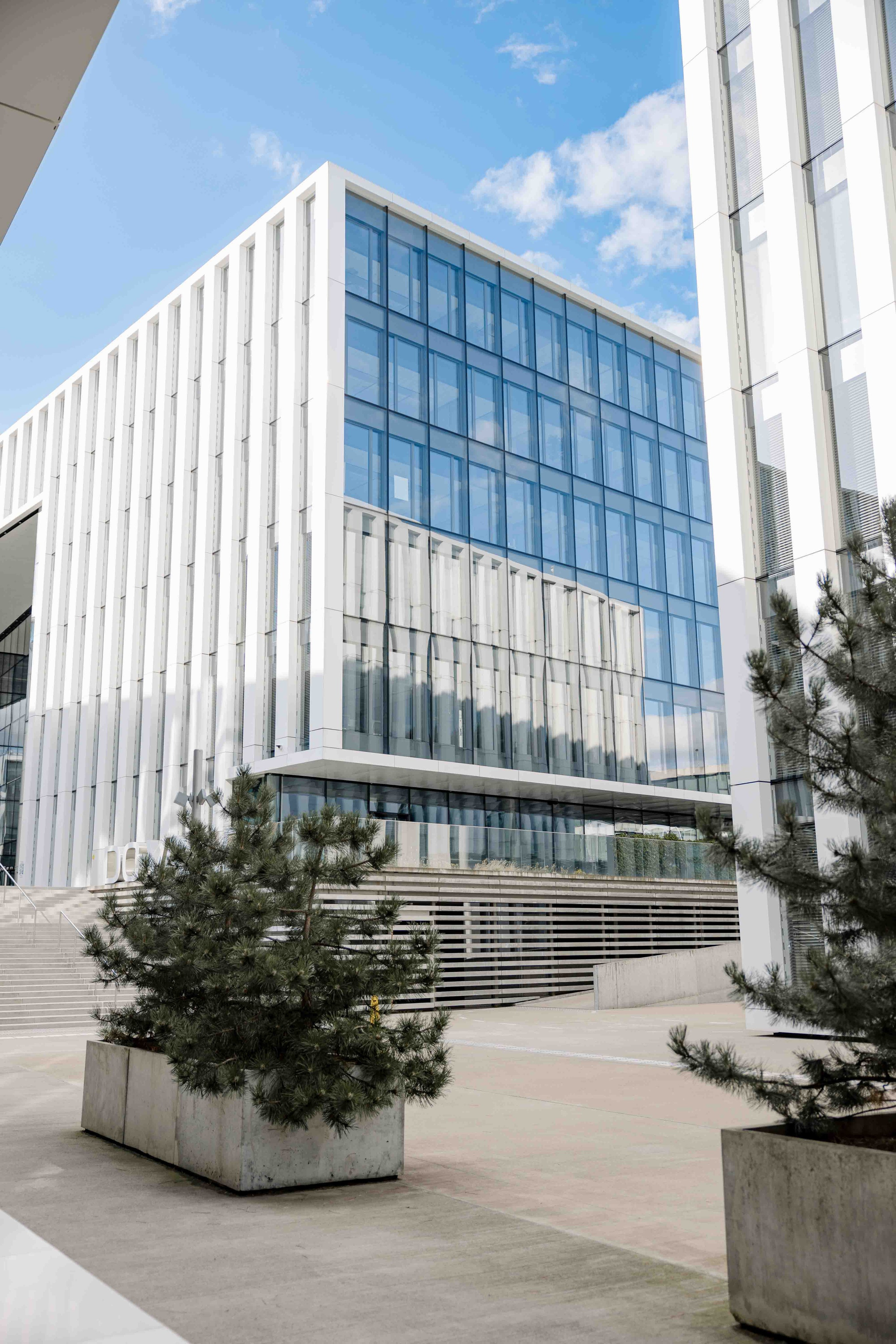 Modernios lokacijos fotosesijai Vilniuje. Framed by Evelina | Vestuvių fotografė