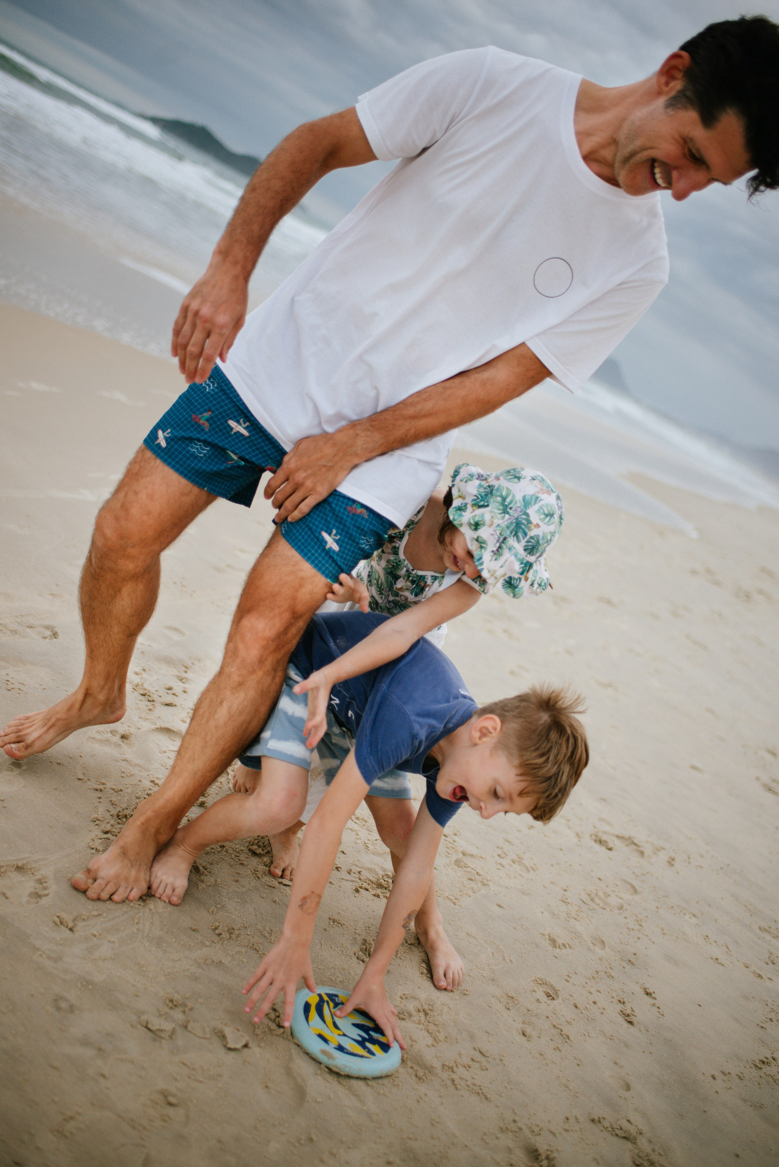 Joga de frisbee. Fotógrafo de família e crianças