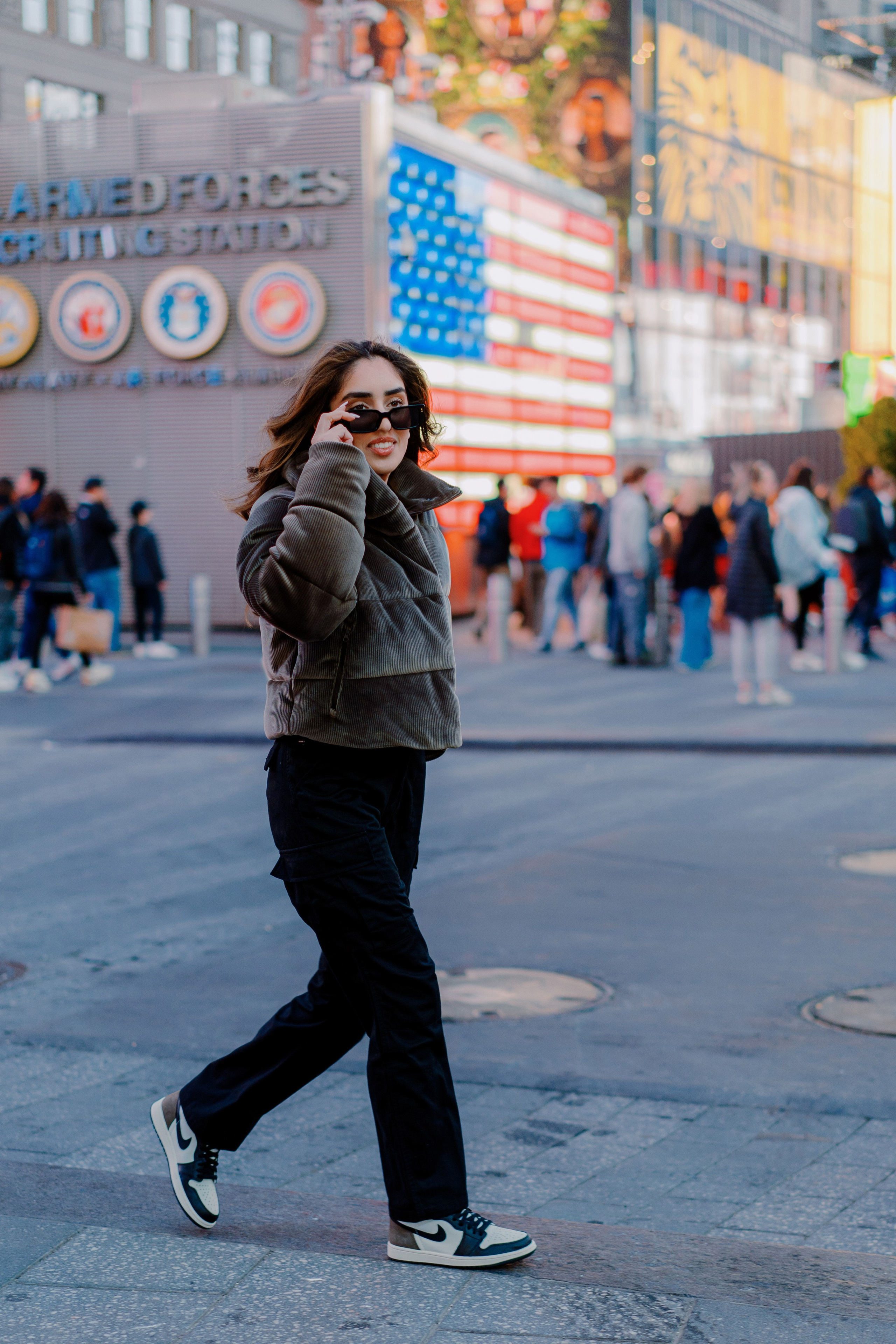 Two sisters in Times Square. Videographer and photographer in New York // MAKAROV.VIDEO