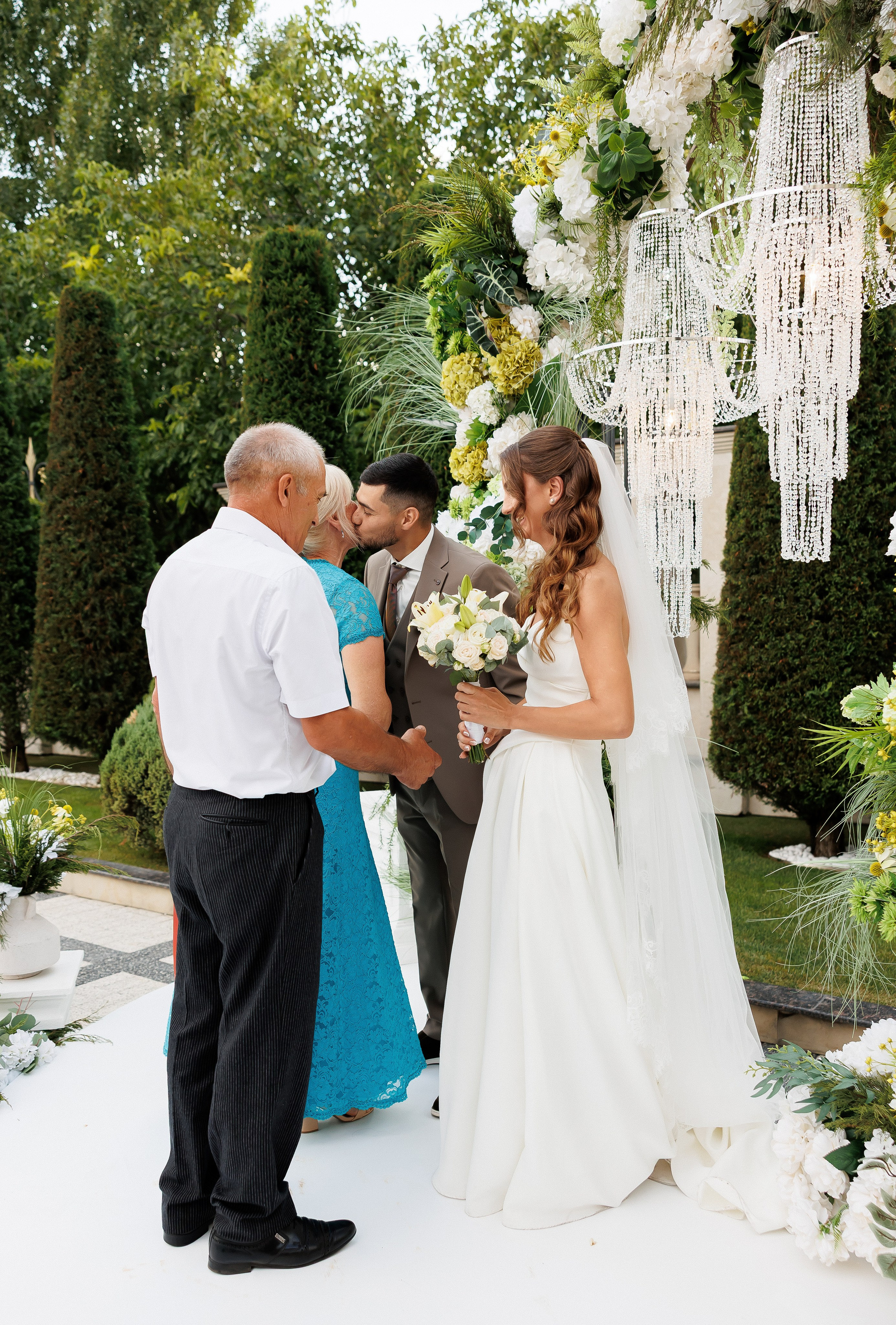 Eugen & Livia — Grand Elysee — Wedding Day. Servicii Foto și Video 067188353