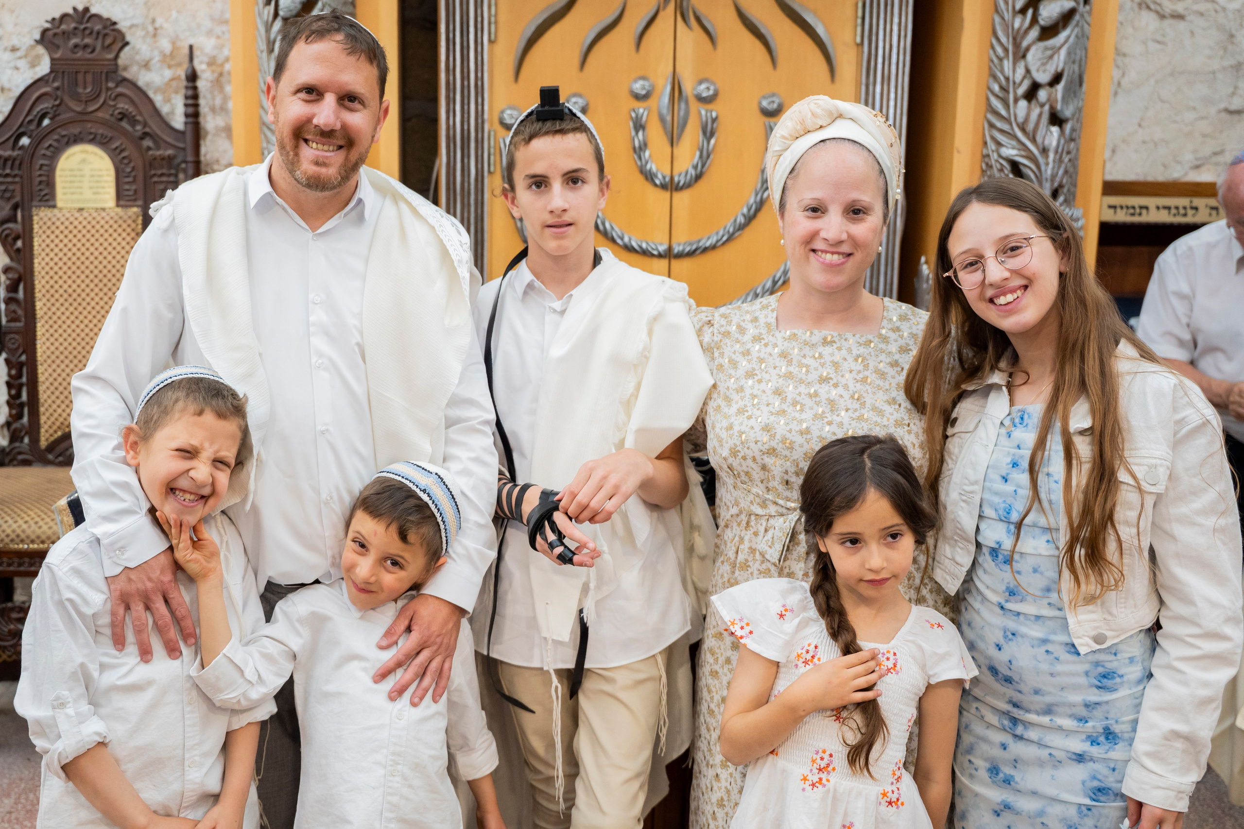 הנחת התפילין רפאל לוי. יוסף מזרחי צילום חתונה, ברית וזוגיות. צלם מקצועי שאוהב להוציא אתכם הכי יפים ברגעים הכי מרגשים