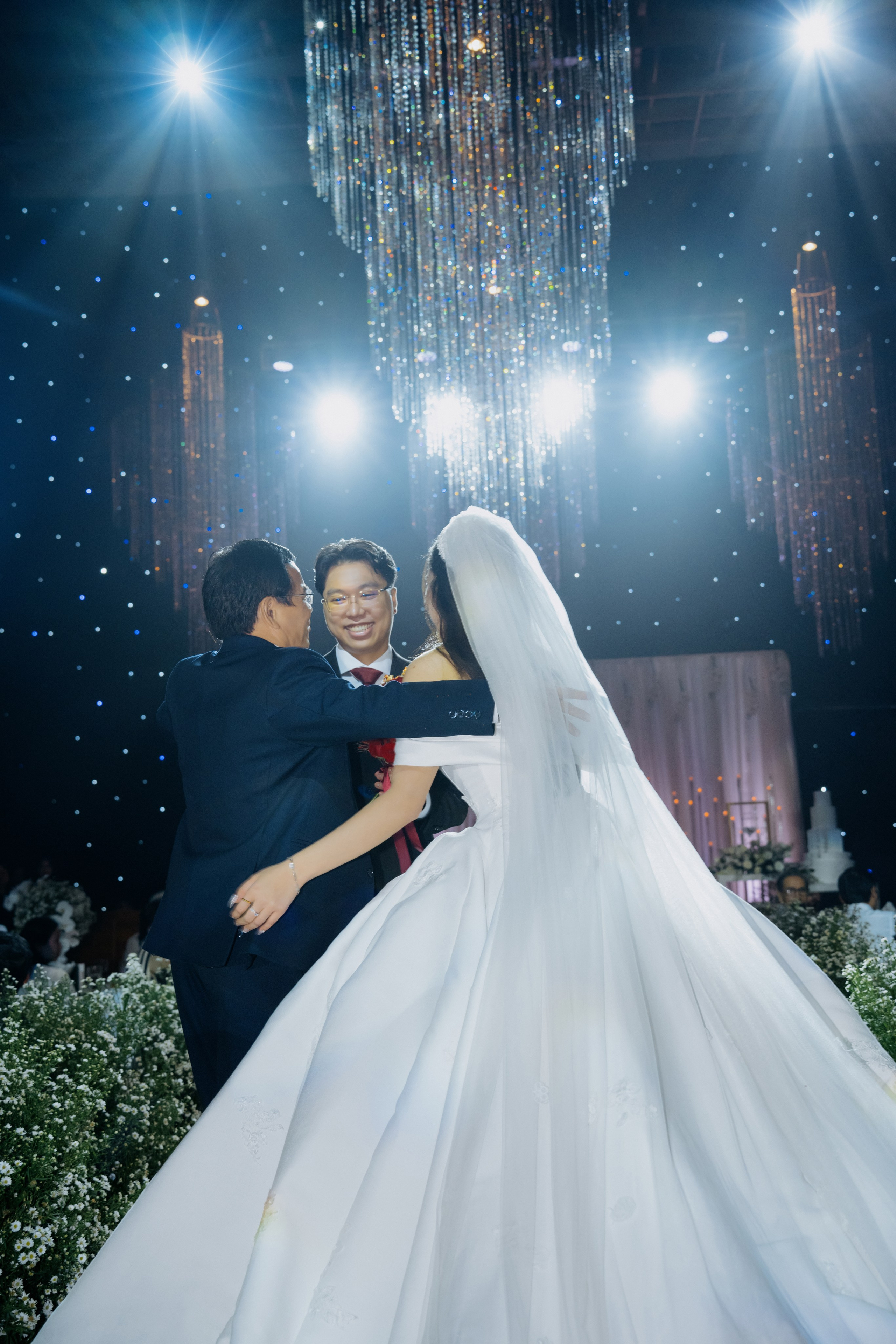 DAT & TU / Wedding Party. Saigon Wedding Present | Art Beyond Moments
