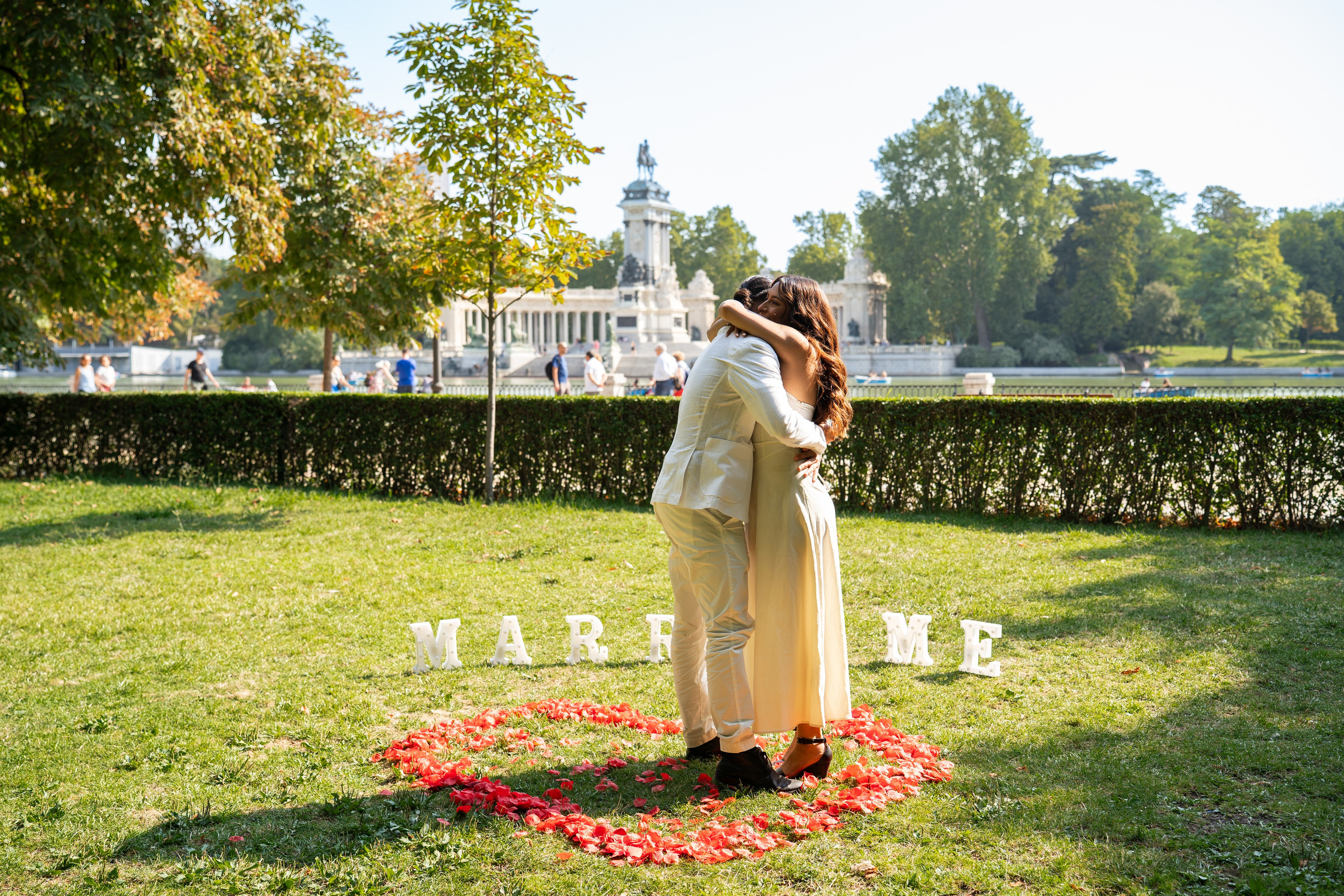 Romantic proposal in Retiro park. Photographer in Madrid, Spain. Alyona Belyaninova