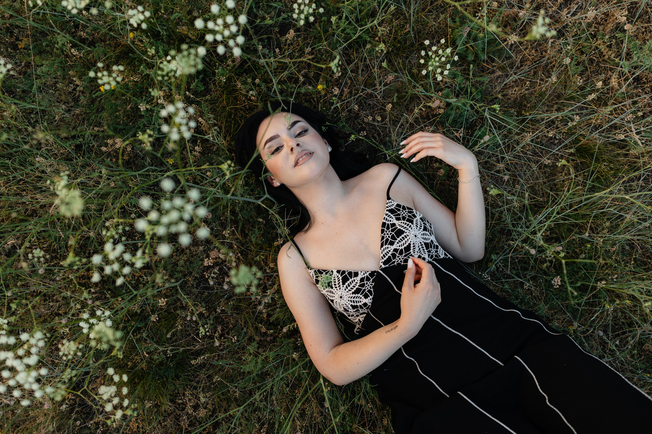 Laura — Portrait. Main