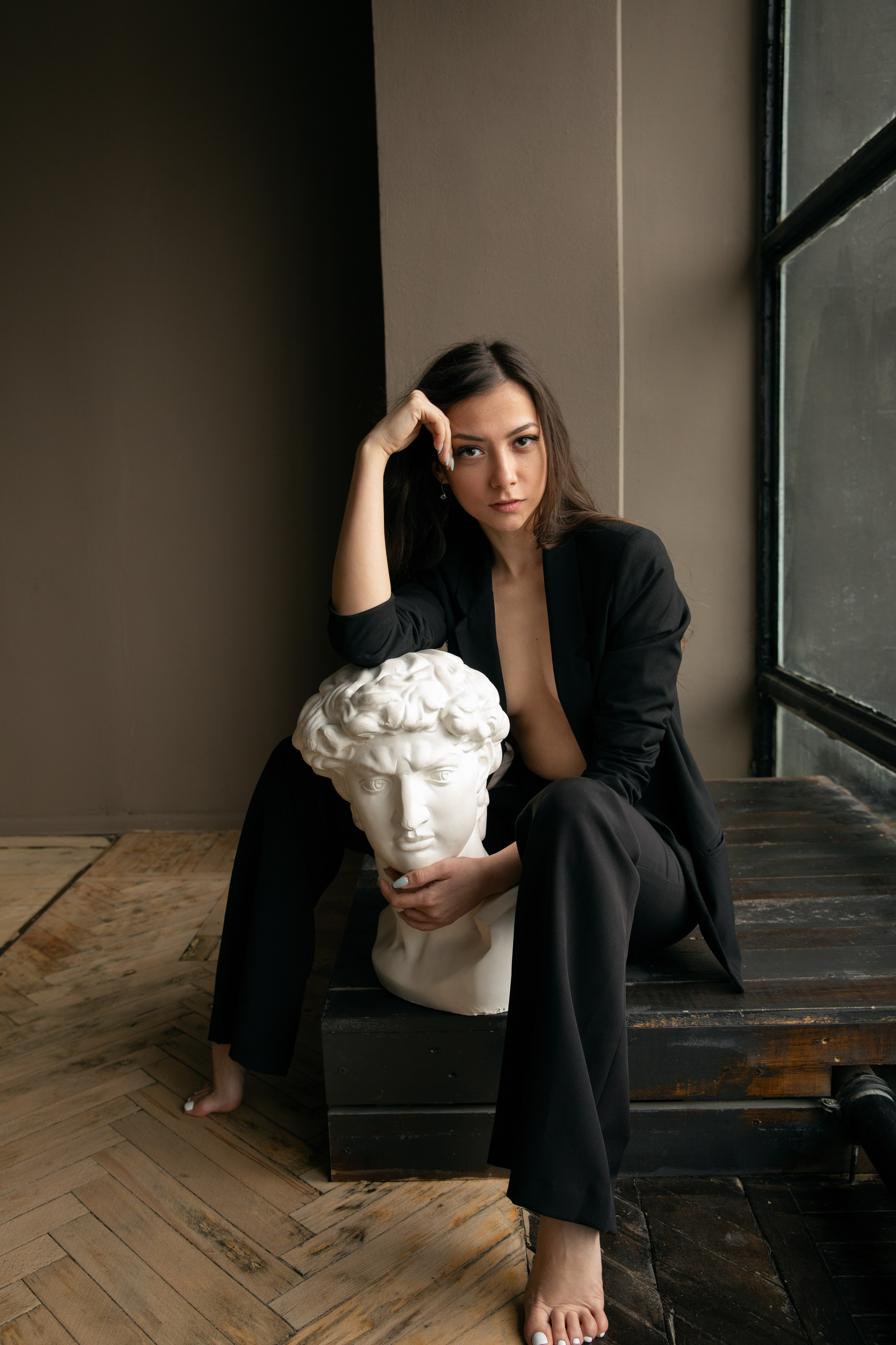 Sanfte Stärke | Minimalistische Portraitfotografie Indoor. Hochzeitsfotograf Bodensee & Allgäu | Liliana Berkut