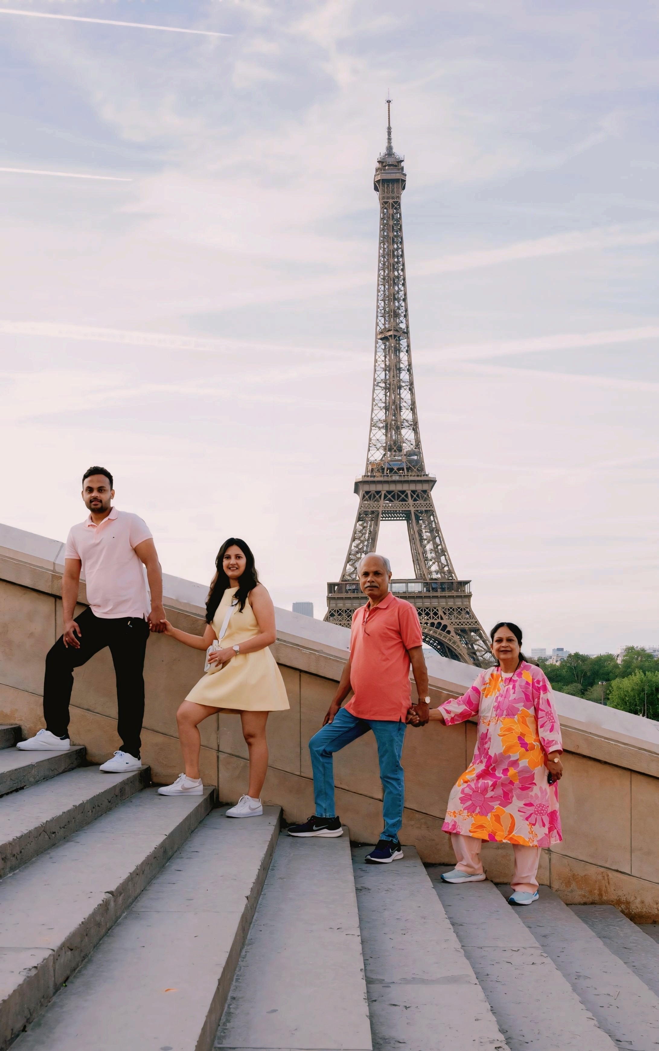 Family photoshoot in Paris. Alina Tagzieva- a photograper in Paris
