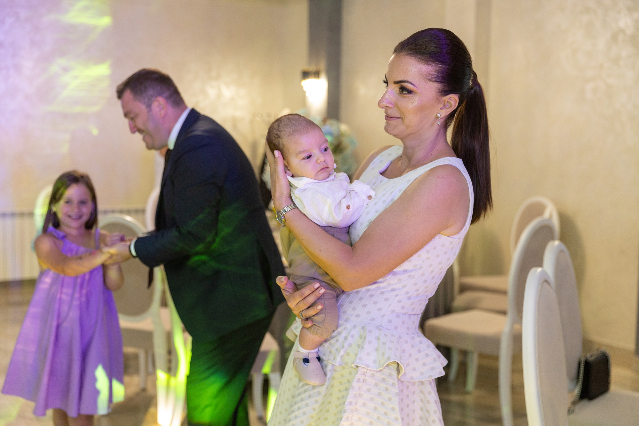 fotograf botez , fotografie botez Botoșani, fotograf Alin Chirilă, amintiri botez, fotografii botez, botez Miruna Parascheva, fotograf copii, fotografie botez în Botoșani-alt="botez , fotografie botez Alin Chirilă, amintiri botez, fotografii emoționante botez Botoșani"-- fotografii-botez-bebelus- amintiri-botez-micuț- moment-sfânt-crestinare- fotografie-emotionanta-botez- detalii-botez-bebelusi- parinti-fericiti-la-botez- fotograf-botez-profesionist- botez-in-biserica-ortodoxa- micuț-botezat-cu-emoție- zâmbete-și-lacrimi-la-botez- bebeluș-la-cristelniță- decor-botez-colorat- botez-cu-dragoste-și-credință- emotie-pura-la-botez- fotograf-botez-botosani- botez-iasi-suceava-fotograf- amintiri-nepretuite-botez-- Preotul ținându-l pe micuțul Mathias Gabriel la botez, în biserica Înălțarea Domnului, Copălău  - Detalii de la botezul lui Mathias – lumânare, trusou și icoană  - Familia lui Mathias Gabriel alături de micuț, în ziua botezului  - Portret emoționant cu mama și bebelușul în brațe, în biserică,fotograf profesionist evenimente Botoșani, Iași, Suceava, Fălticeni, Bacău, Pașcani, Roman - AlinoFotoStudio by Alin Chirilă - servicii foto nuntă, botez, cununie, ședințe foto creative, albume personalizate, fotografii emoționante și calitative pentru cele mai importante momente din viață,fotograf nuntă Botoșani Alin Chirilă,  ședință foto botez Iași - AlinoFotoStudio,  servicii fotograf profesionist evenimente Suceava,  fotograf cununie civilă Fălticeni - Alin Chirilă,  album foto nuntă personalizat Bacău.“Bebeluș botezat în biserică, ținut în brațe de nași”	•	“Detaliu cu lumânarea de botez decorată cu flori albe”	•	“Părinți emoționați alături de copilul lor la ceremonia de botez”	•	“Masa festivă de botez cu decor tematic și tort personalizat”	•	“Momentul în care preotul toarnă apă sfințită pe fruntea bebelușului”	“Bebeluș în rochie albă de botez, zâmbind în brațele mamei”	•	“Detaliu cu cruciulița de botez așezată pe o pernă de satin”	•	“Părinți și nași aprinzând lumânările în timpul ceremoniei de botez”	•	“Tort de botez decorat cu figurine tematice și numele copilului”	•	“Copil botezat dormind liniștit în pătuțul decorat festiv”	•	“Momentul în care preotul binecuvântează copilul în fața altarului”	•	“Invitați adunându-se în jurul mesei festive la petrecerea de botez”	•	“Bebeluș ținând în mână o jucărie personalizată primită la botez”	•	“Familie fericită pozând împreună după ceremonia de botez”	•	“Decor tematic cu baloane și flori la locația petrecerii de botez” fotograf Botoșani fotograf evenimente fotograf botez Alin Chirila fotograf alinofotostudio.fotograf botez Amelis Maria, fotografie botez Botoșani, fotograf Alin Chirilă, amintiri botez, fotografii botez, botez Amelis Maria, fotograf copii, fotografie botez în Botoșani,